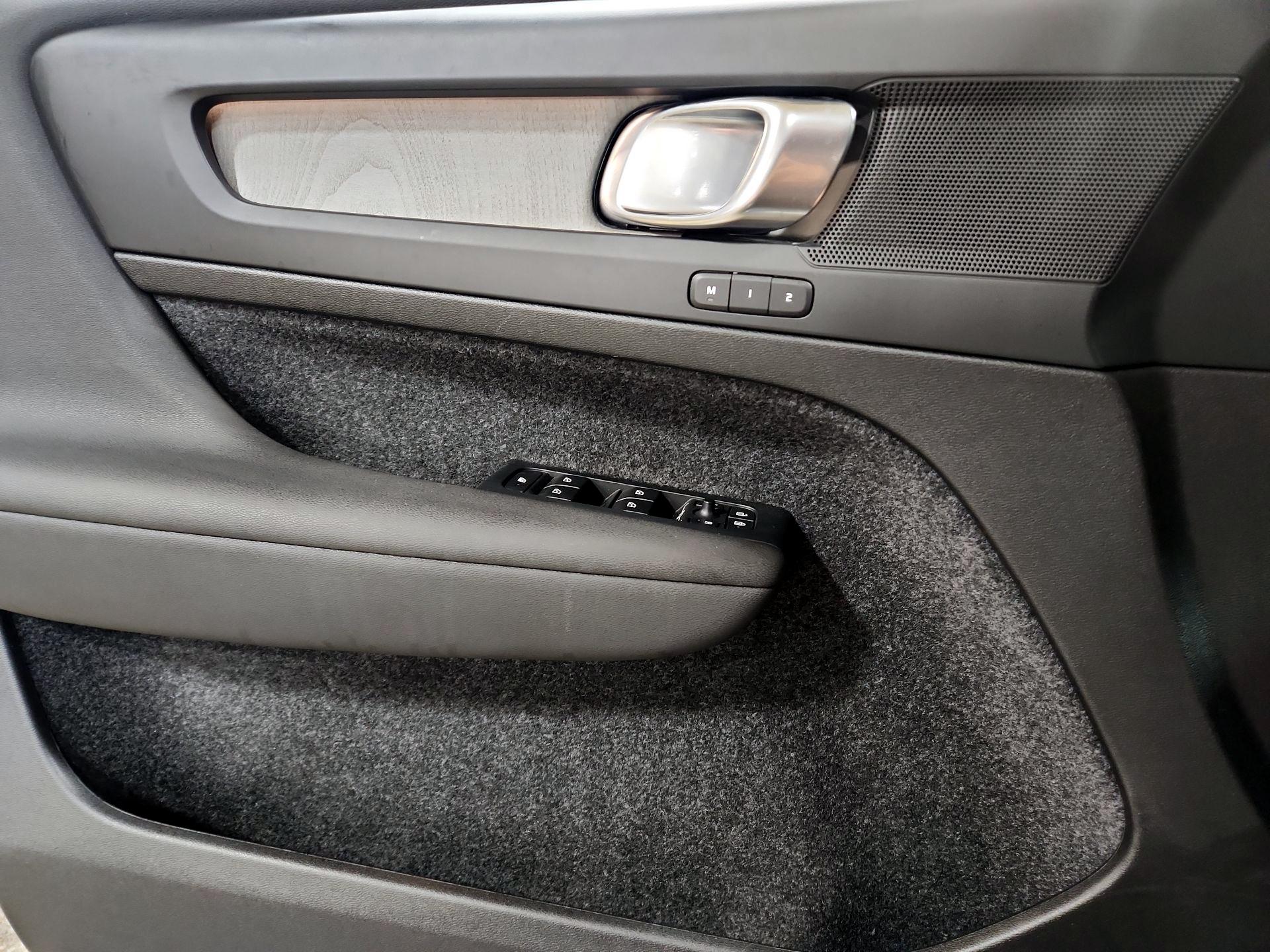 Thumbnail: 2025 Volvo XC40 - 12