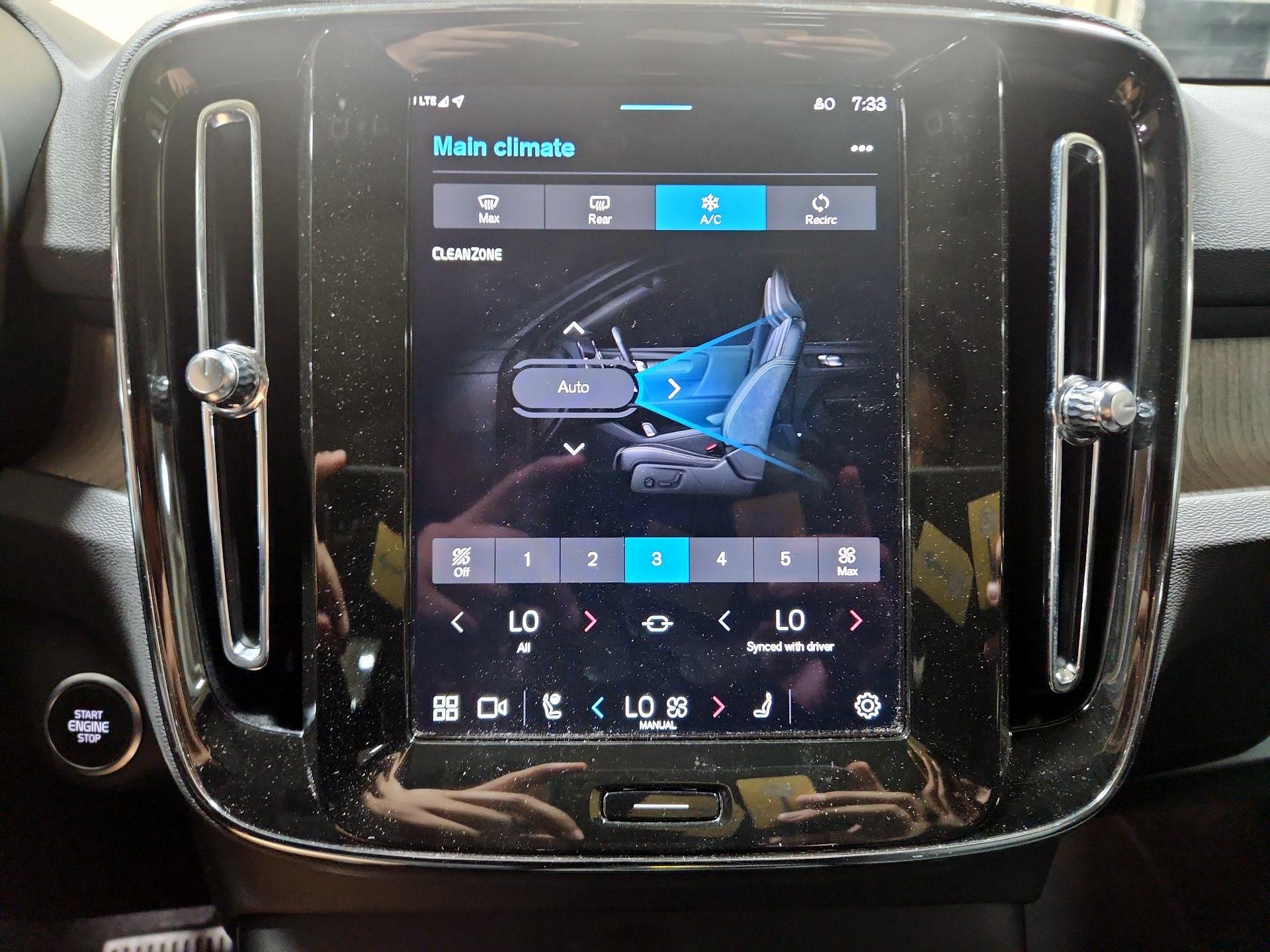 Thumbnail: 2025 Volvo XC40 - 14