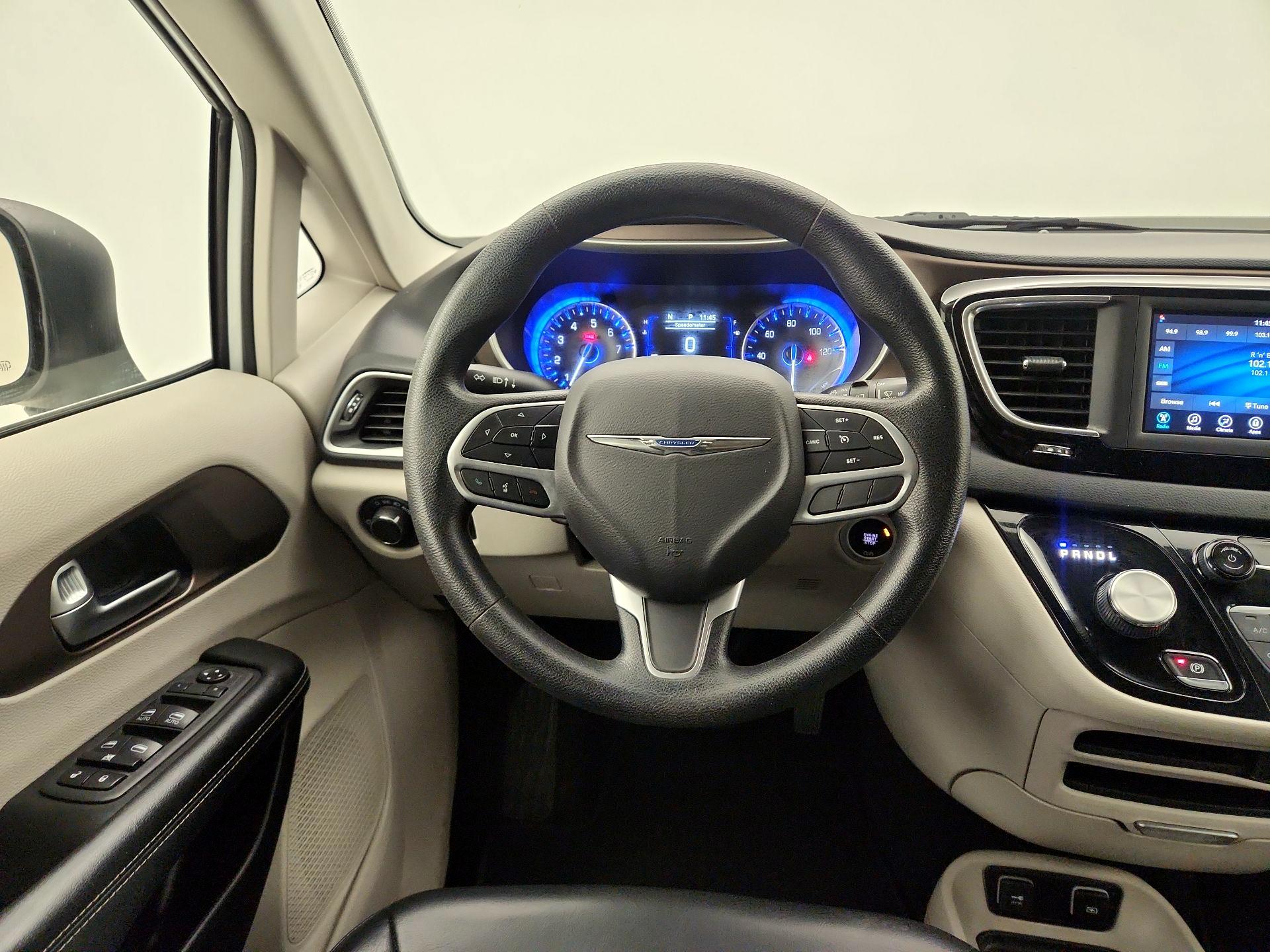 Thumbnail: 2021 Chrysler Voyager - 10