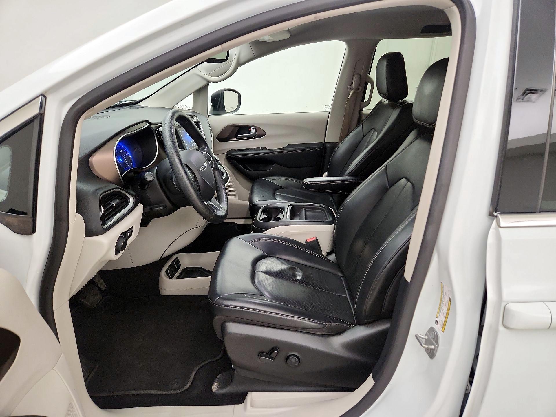 Thumbnail: 2021 Chrysler Voyager - 11