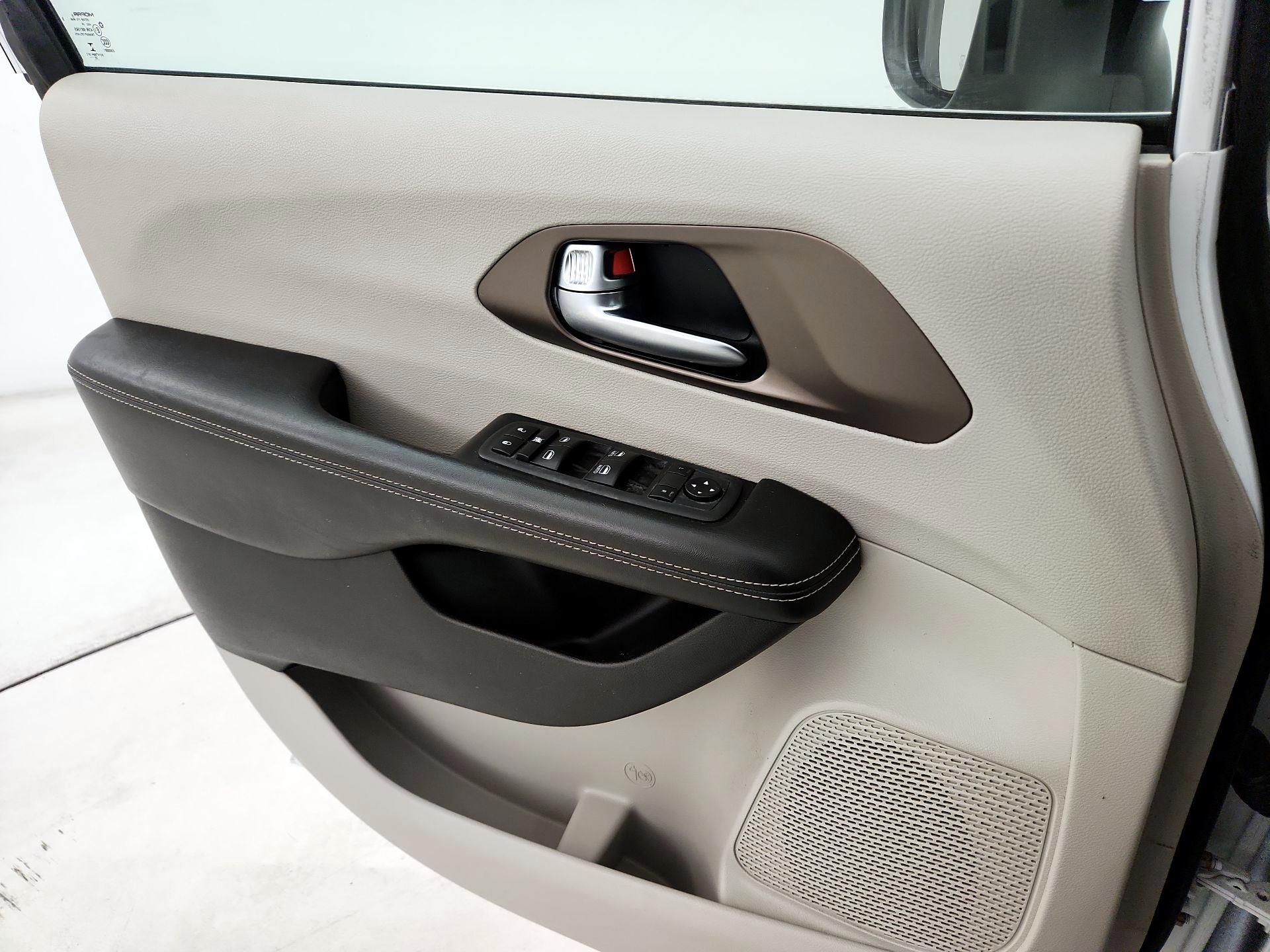 Thumbnail: 2021 Chrysler Voyager - 12