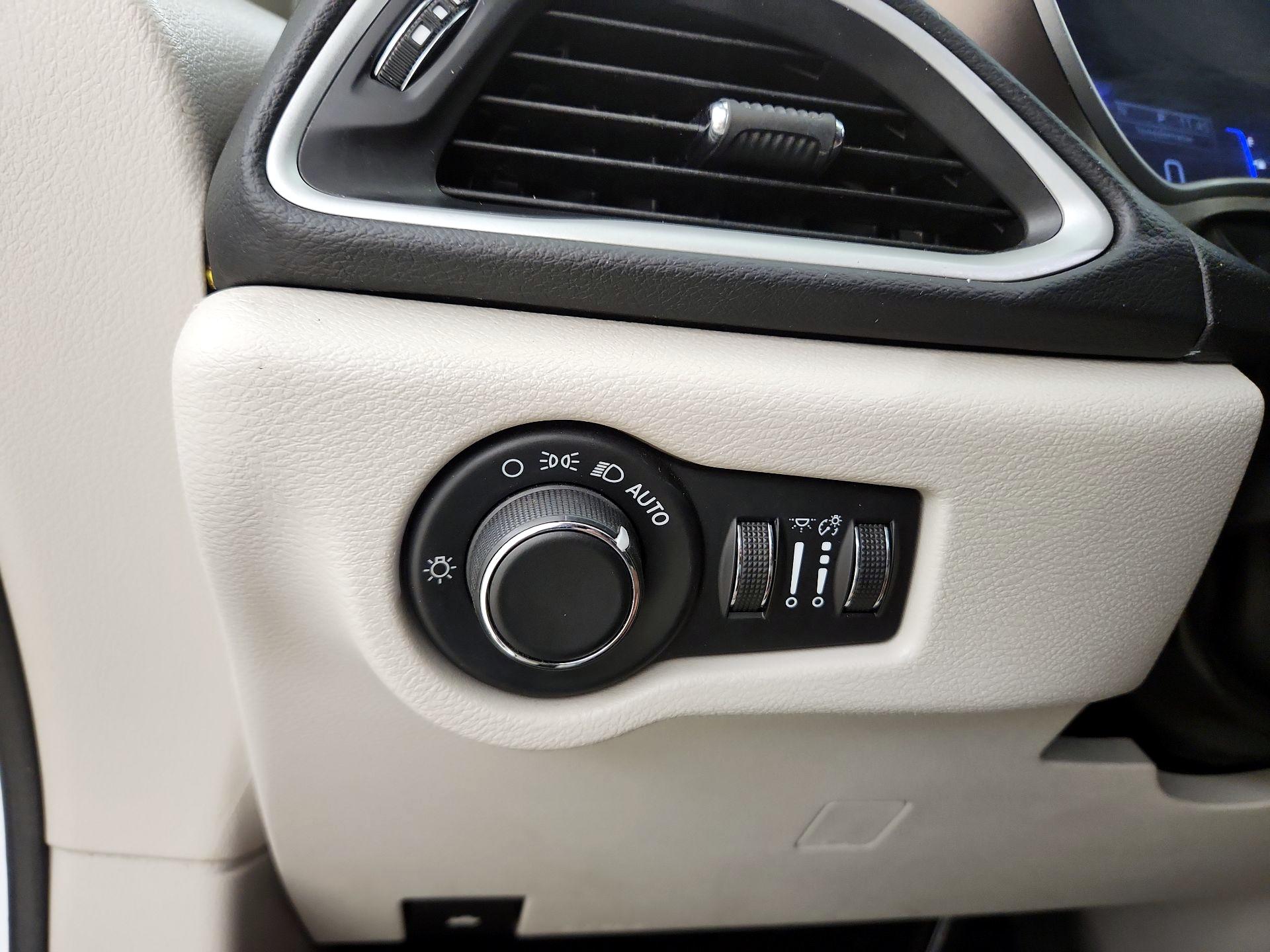 Thumbnail: 2021 Chrysler Voyager - 13