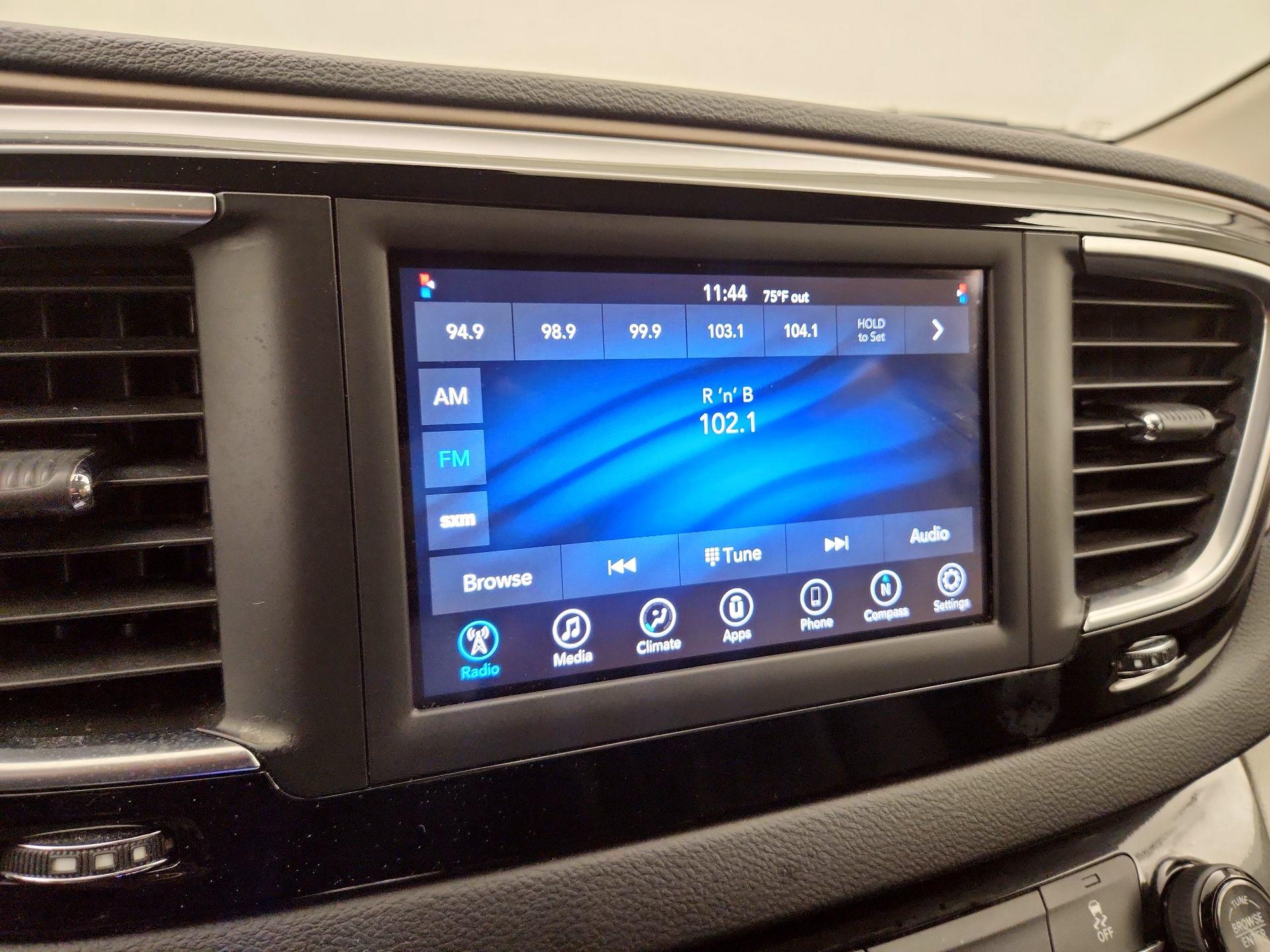 Thumbnail: 2021 Chrysler Voyager - 15