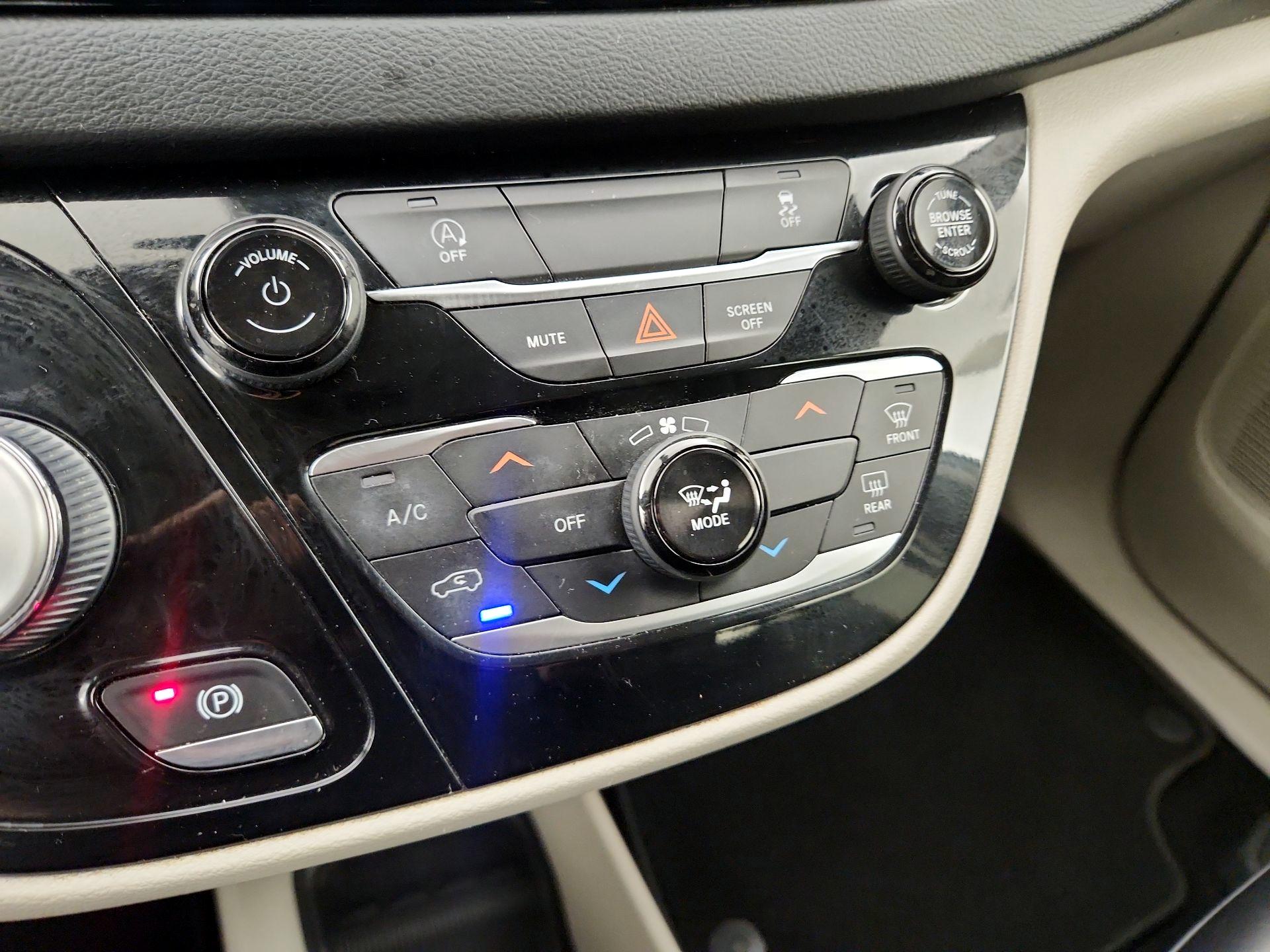 Thumbnail: 2021 Chrysler Voyager - 16