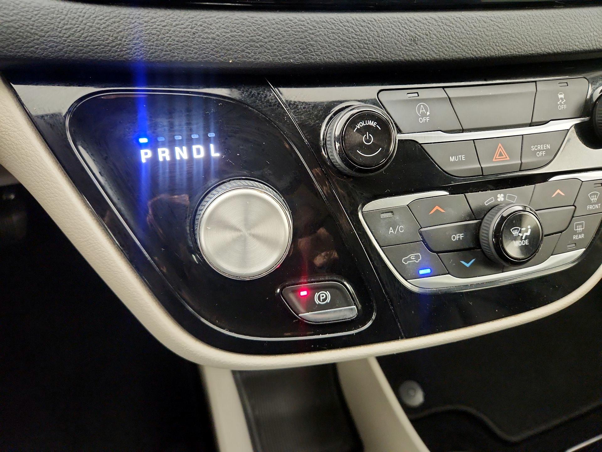 Thumbnail: 2021 Chrysler Voyager - 17