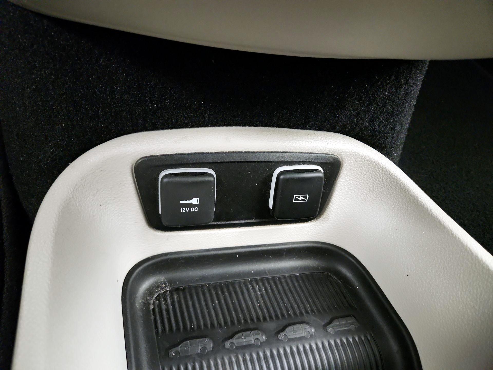 Thumbnail: 2021 Chrysler Voyager - 18