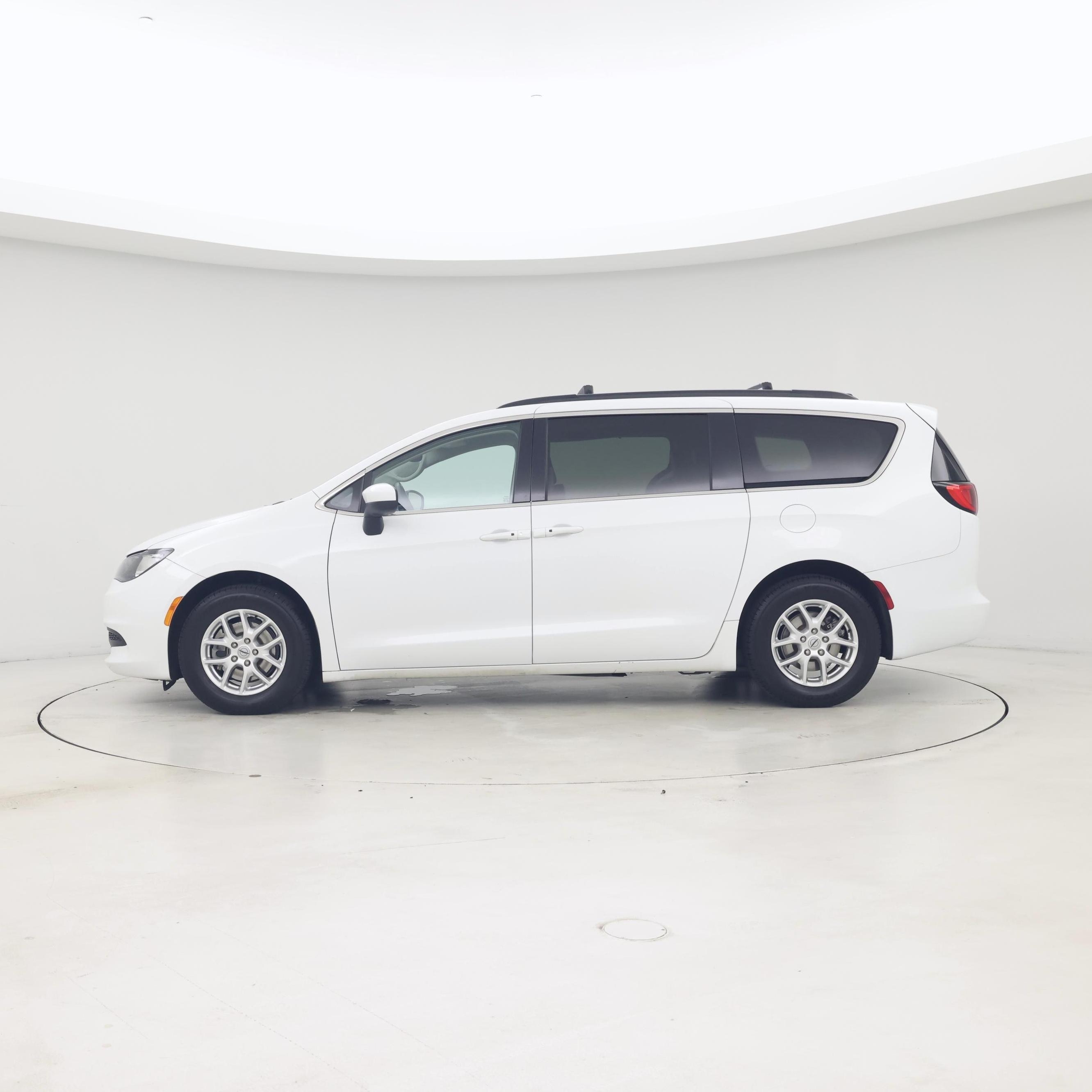 Thumbnail: 2021 Chrysler Voyager - 3