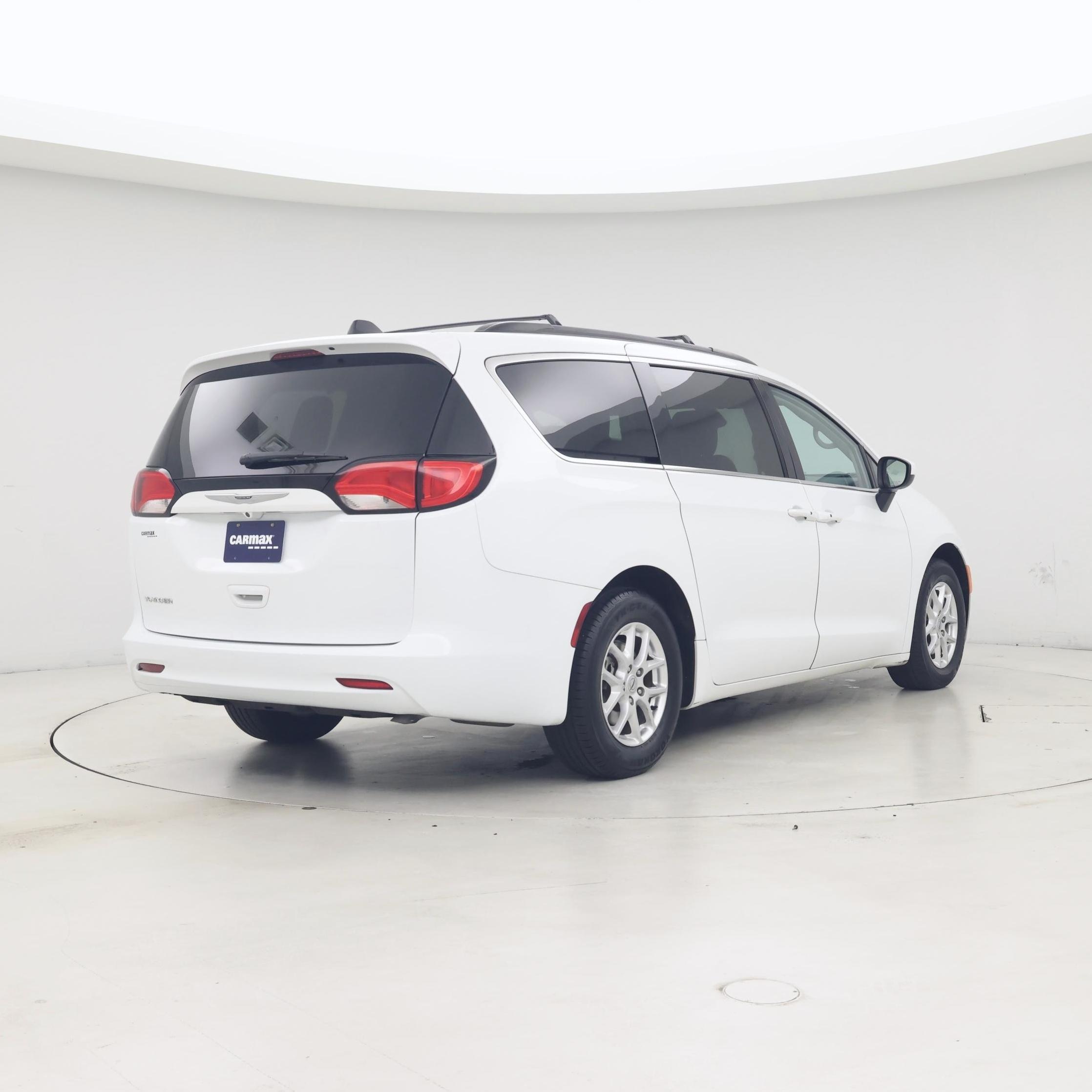 Thumbnail: 2021 Chrysler Voyager - 8