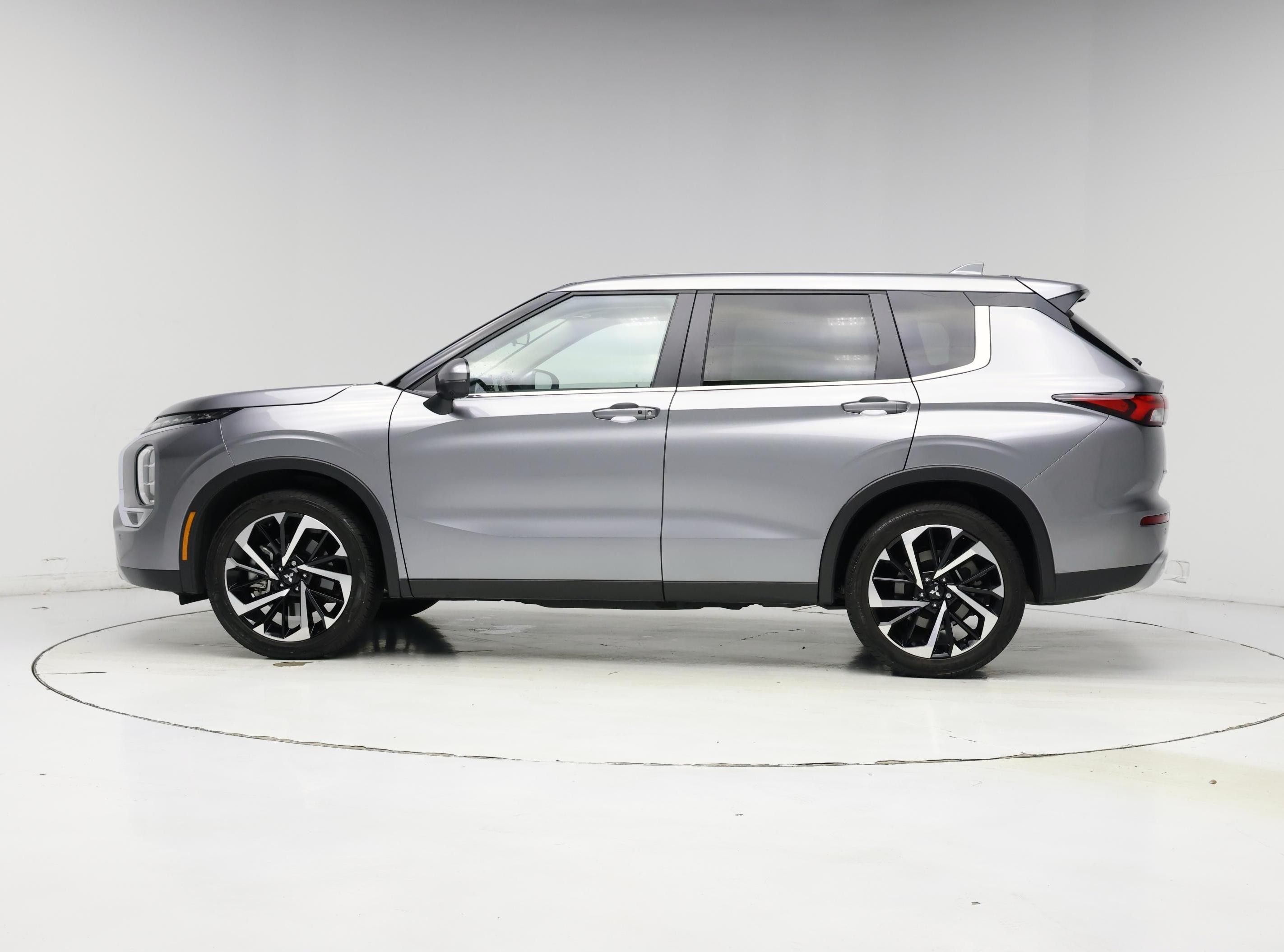 Thumbnail: 2022 Mitsubishi Outlander - 3