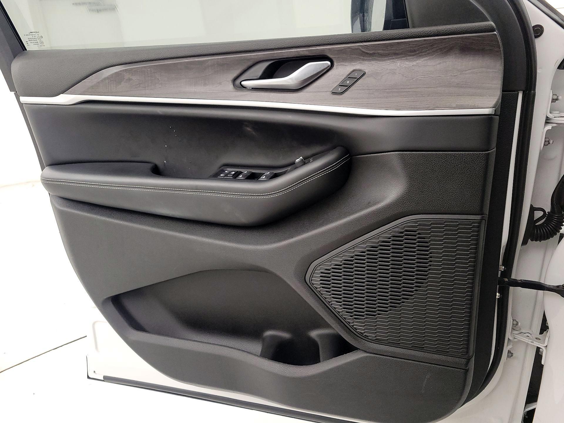 Thumbnail: 2023 Jeep Grand Cherokee - 12