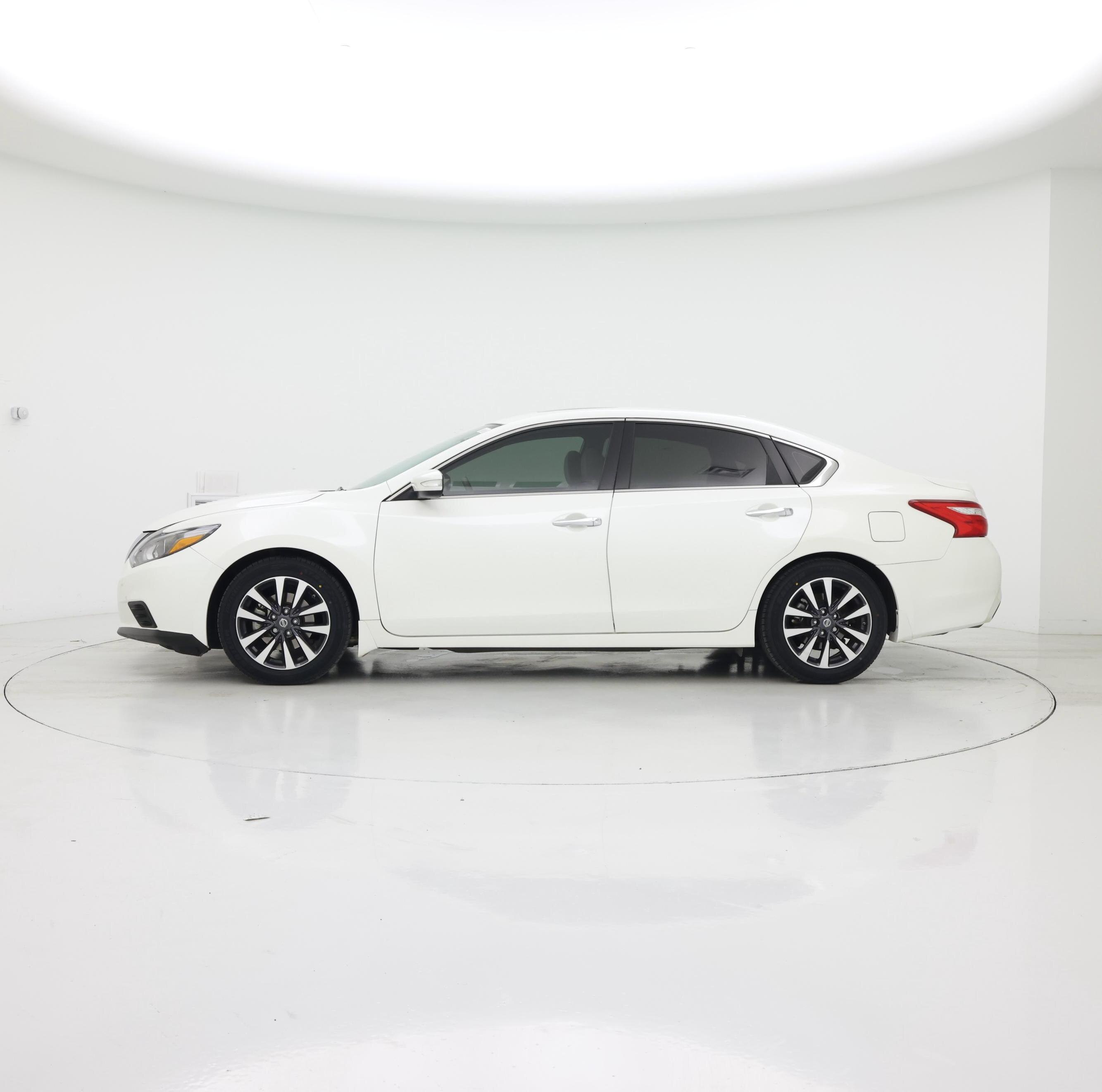 Thumbnail: 2017 Nissan Altima - 3