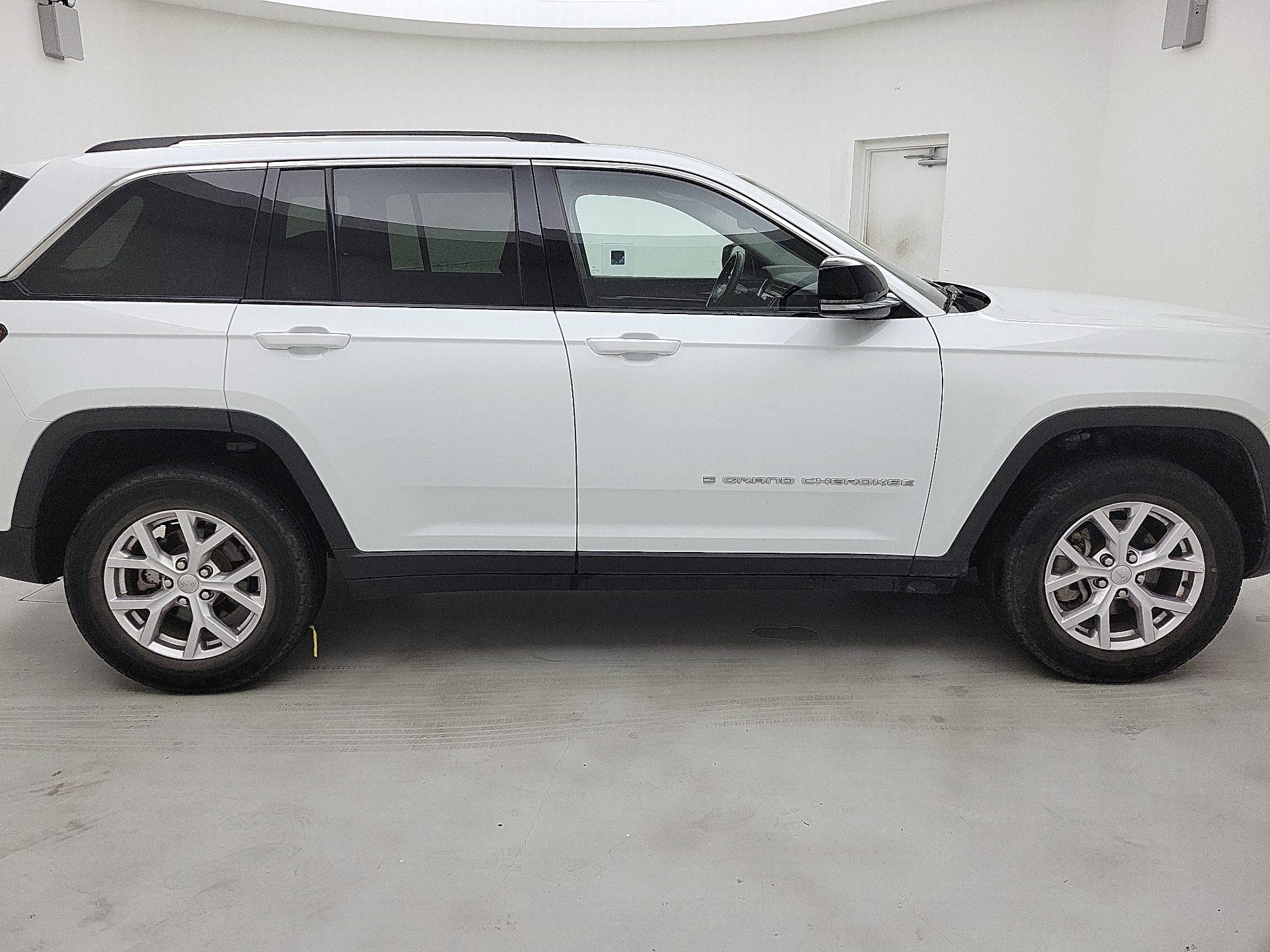 Thumbnail: 2022 Jeep Grand Cherokee - 4