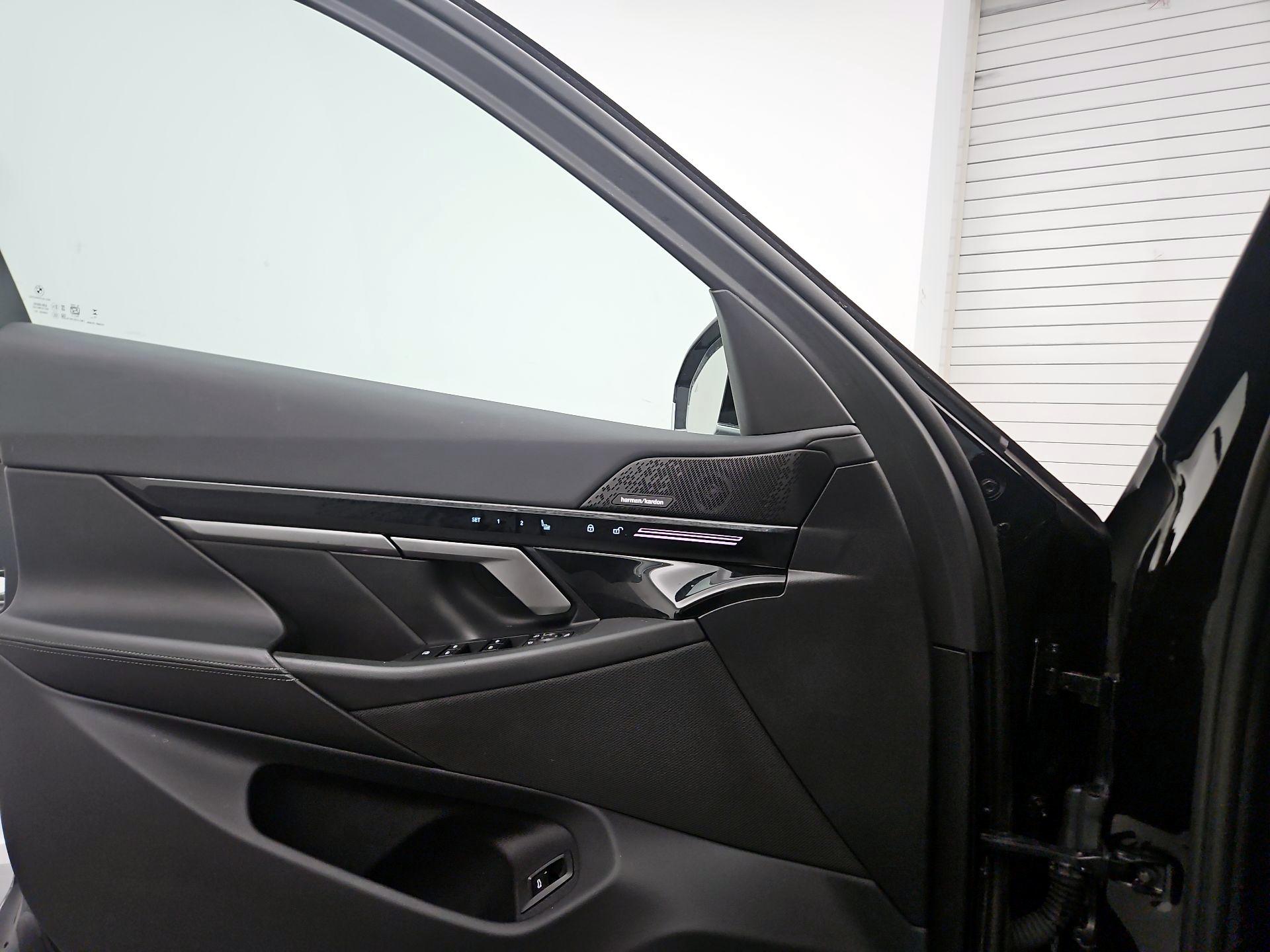 Thumbnail: 2025 BMW 5 Series - 12