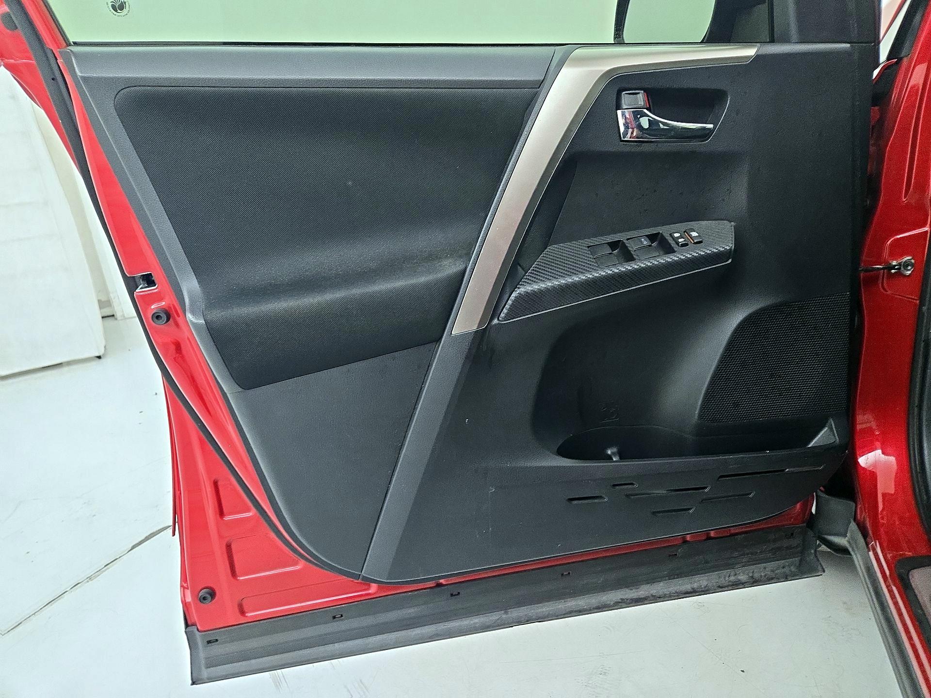 Thumbnail: 2015 Toyota RAV4 - 12