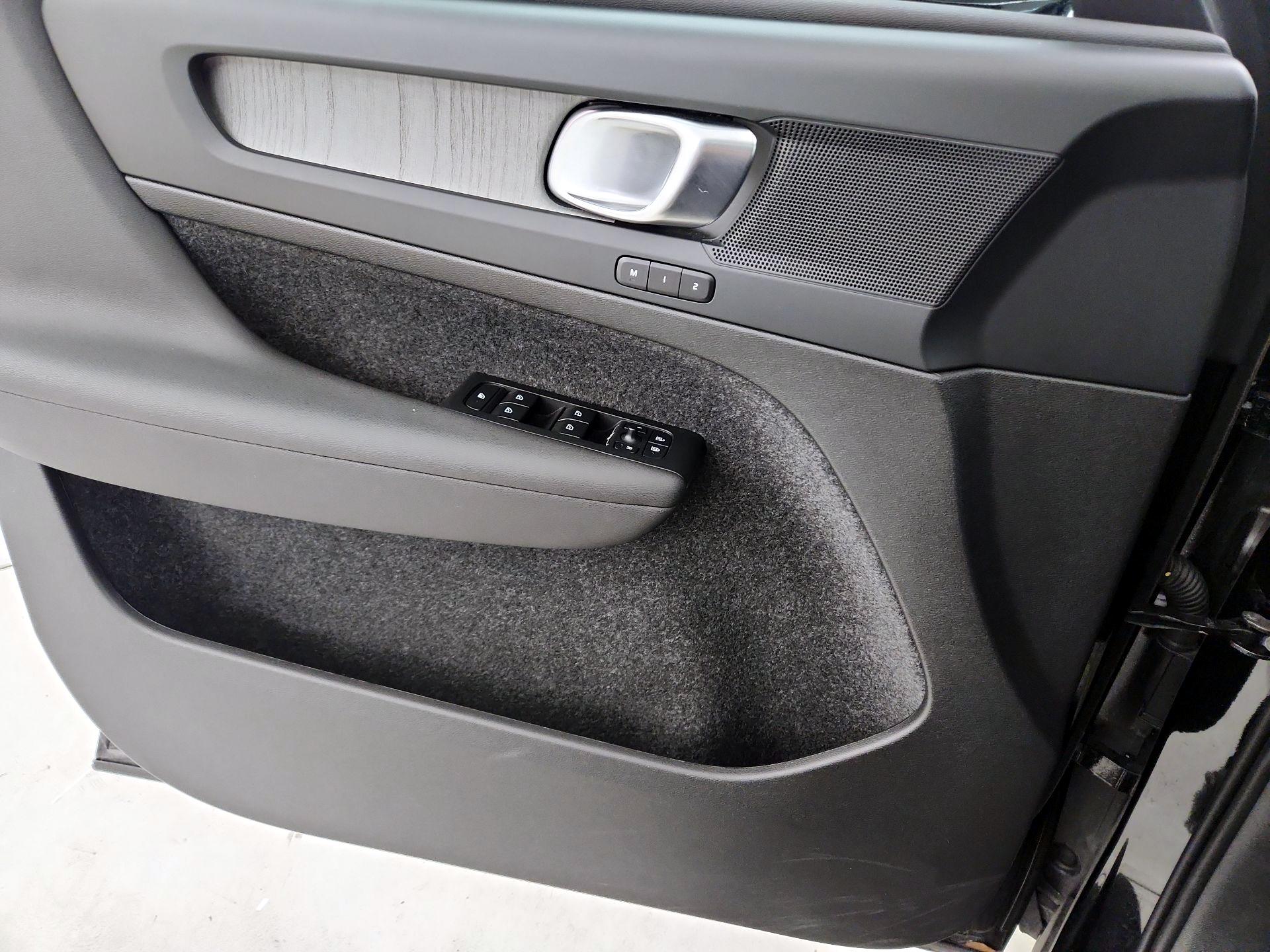 Thumbnail: 2025 Volvo XC40 - 12