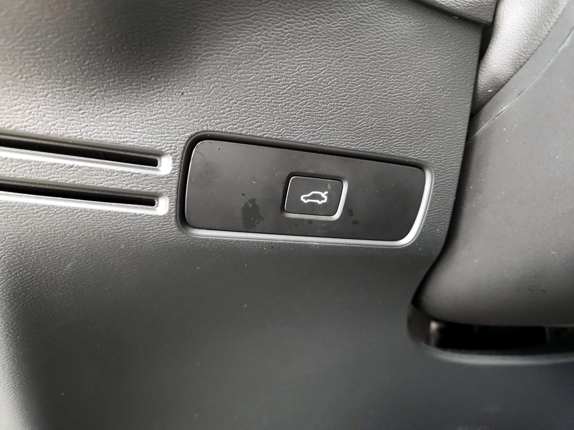 Thumbnail: 2025 Volvo XC40 - 13