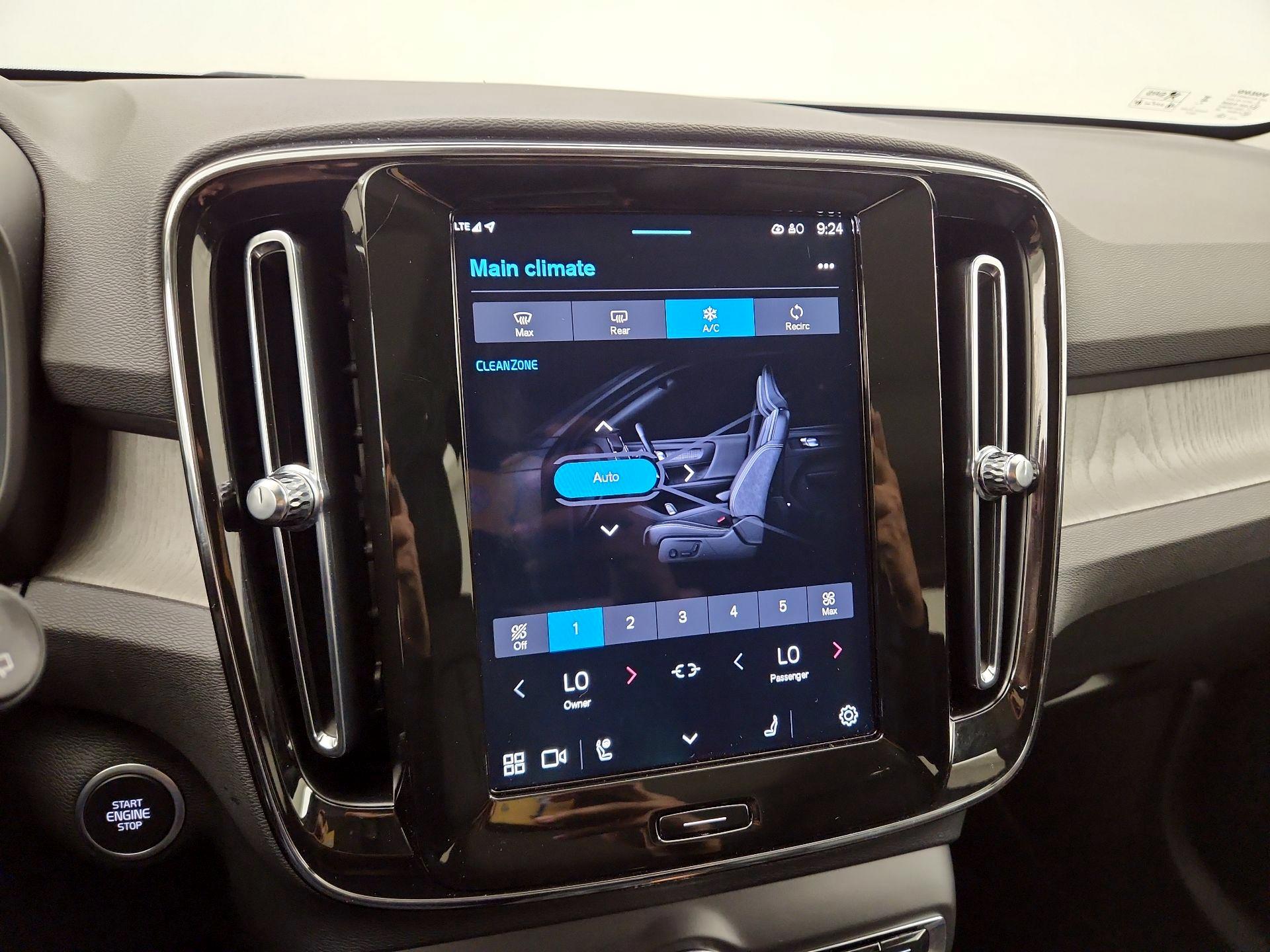 Thumbnail: 2025 Volvo XC40 - 17