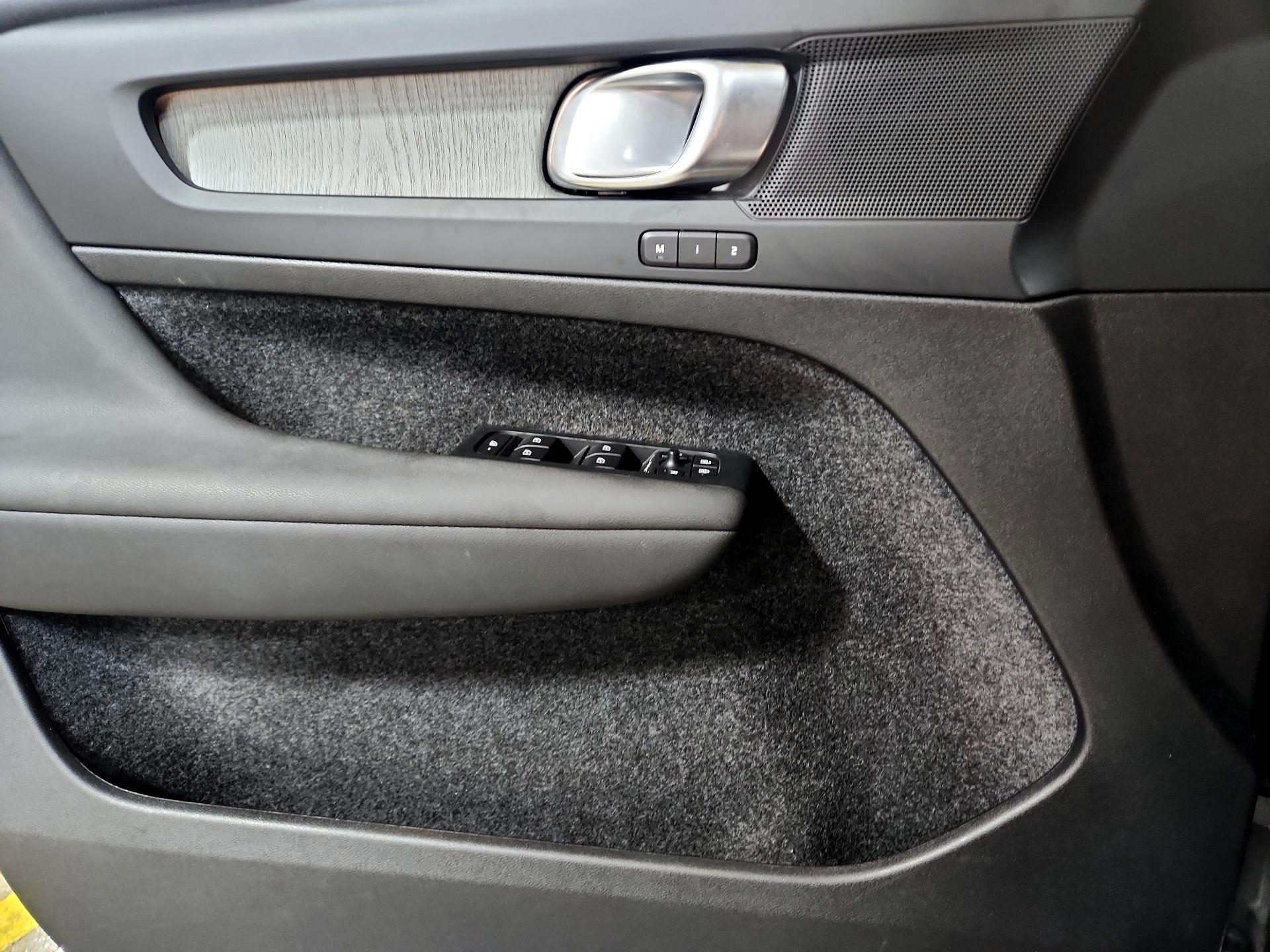 Thumbnail: 2025 Volvo XC40 - 12