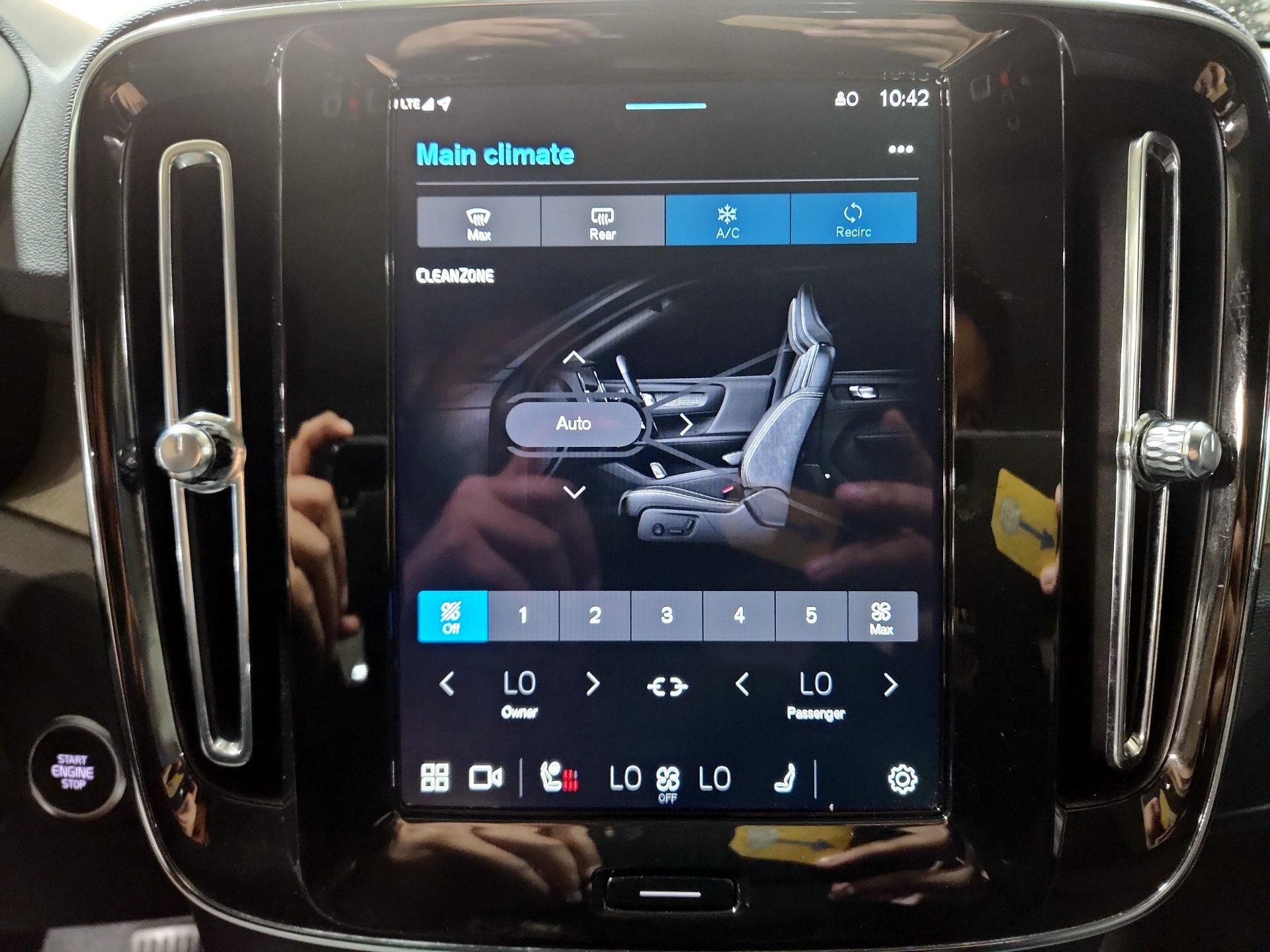 Thumbnail: 2025 Volvo XC40 - 14