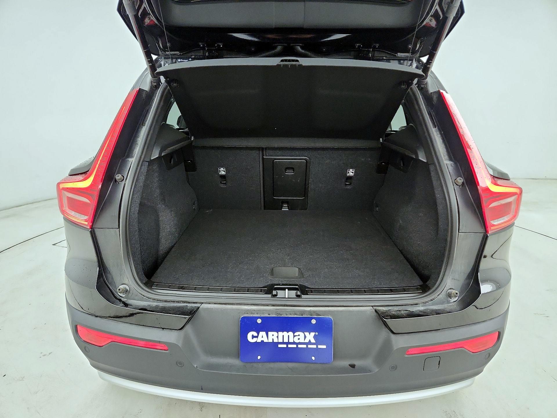 Thumbnail: 2025 Volvo XC40 - 16