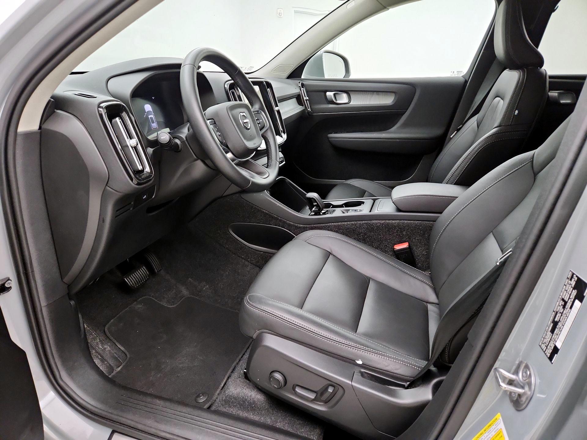 Thumbnail: 2025 Volvo XC40 - 11