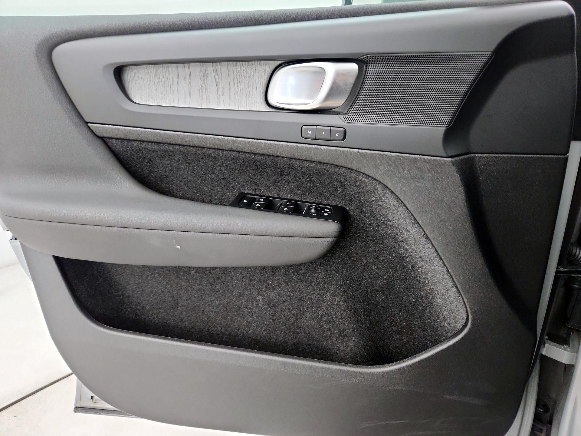 Thumbnail: 2025 Volvo XC40 - 12