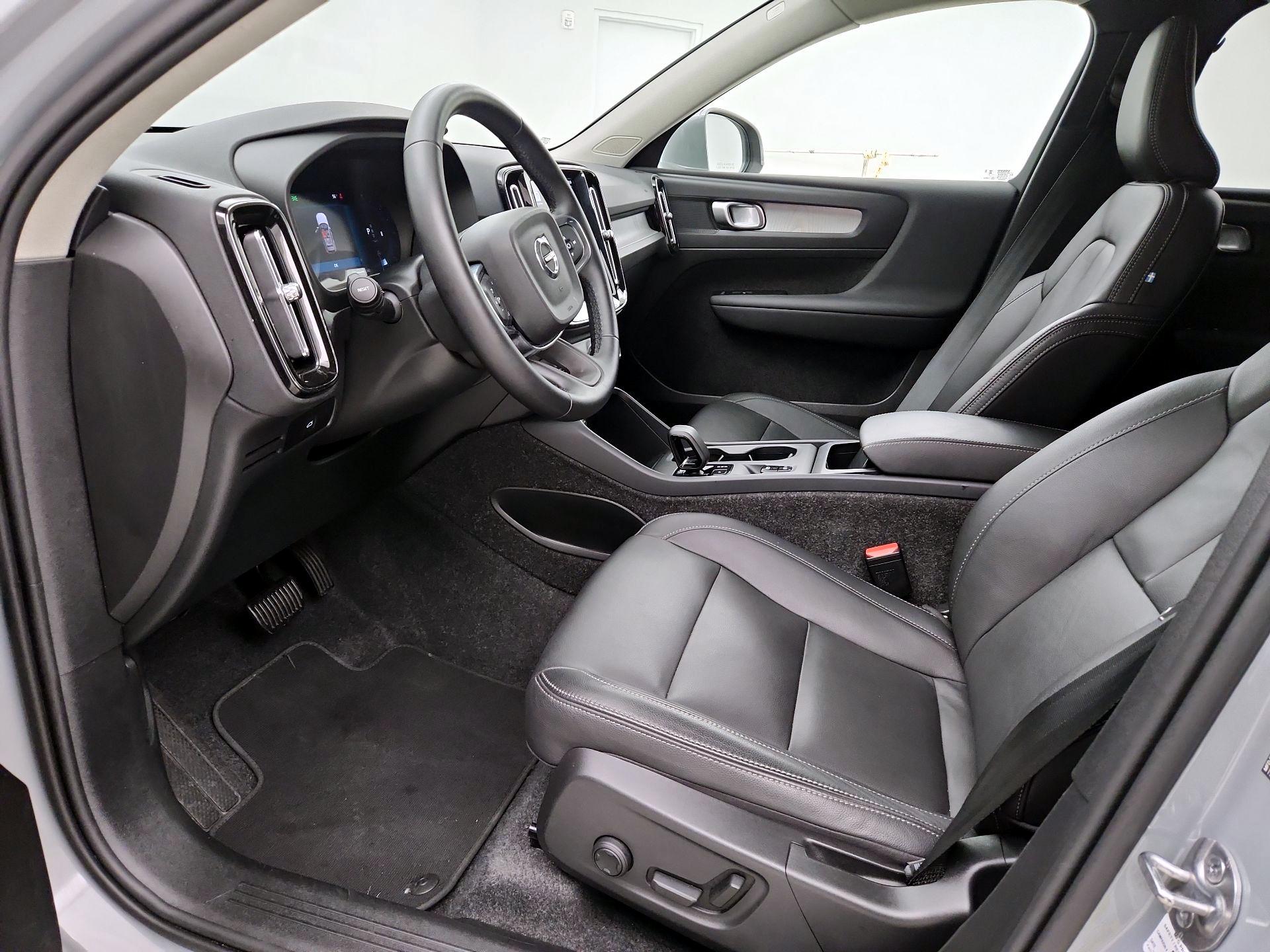 Thumbnail: 2025 Volvo XC40 - 11