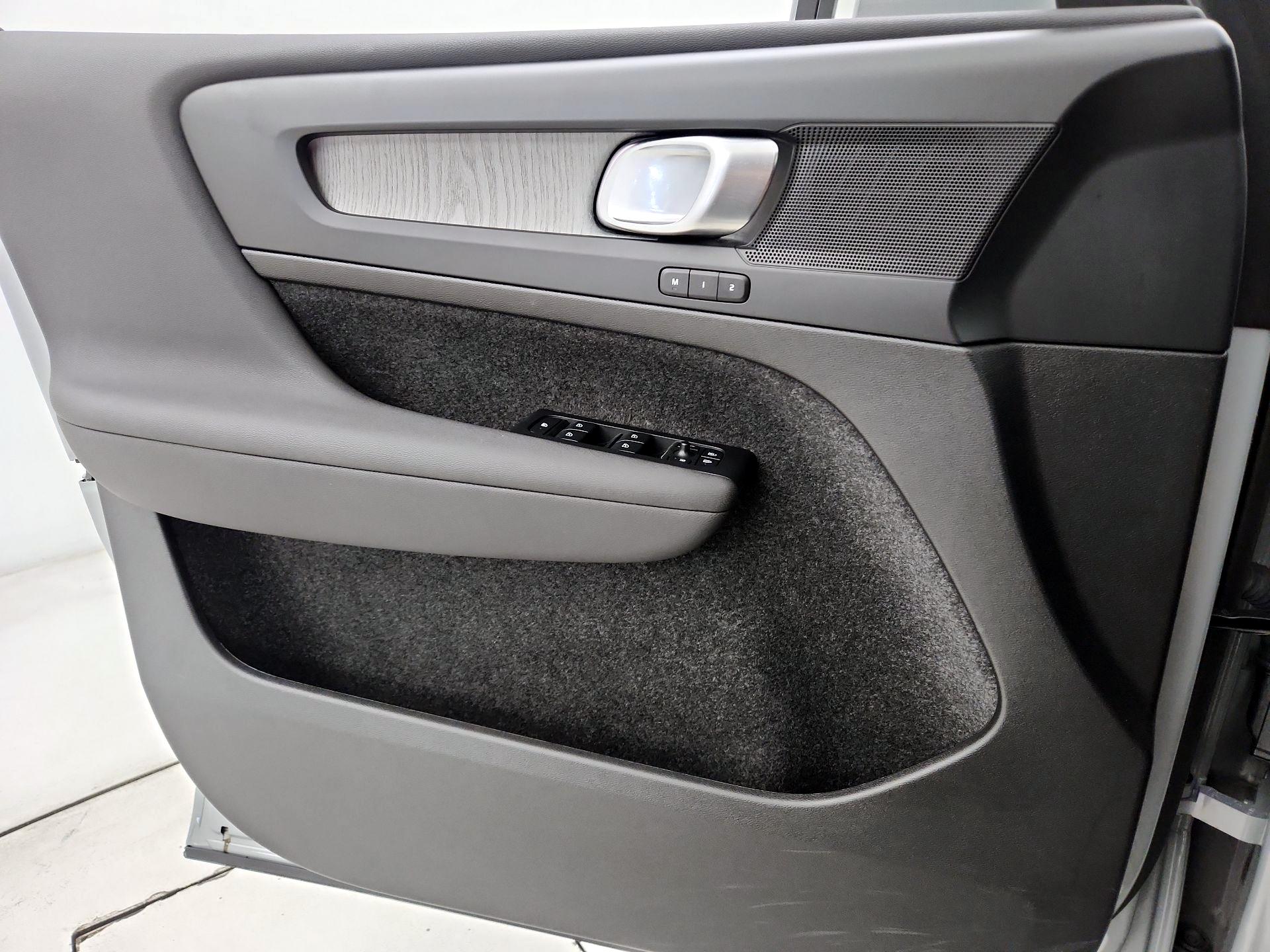 Thumbnail: 2025 Volvo XC40 - 12