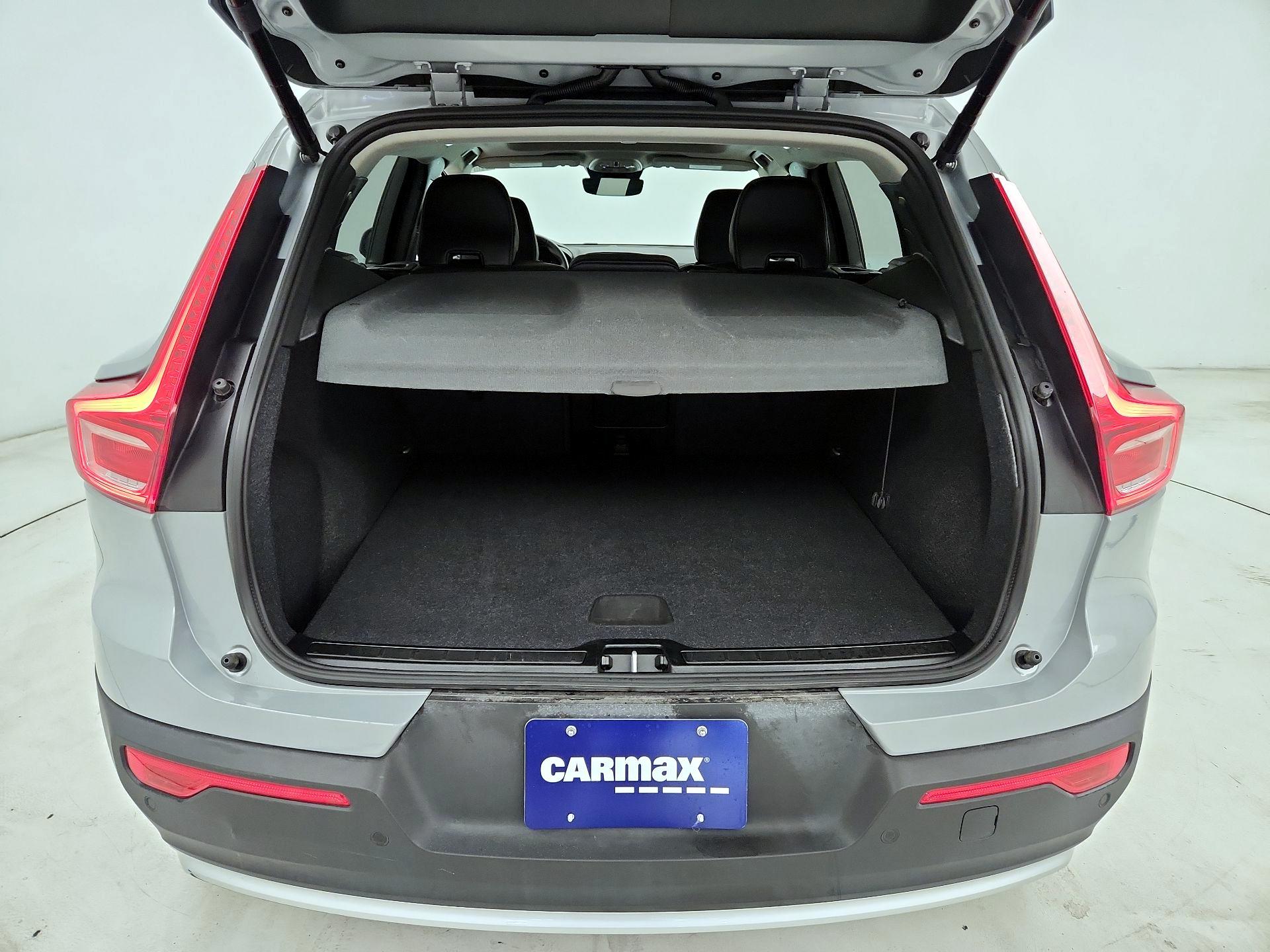 Thumbnail: 2025 Volvo XC40 - 16