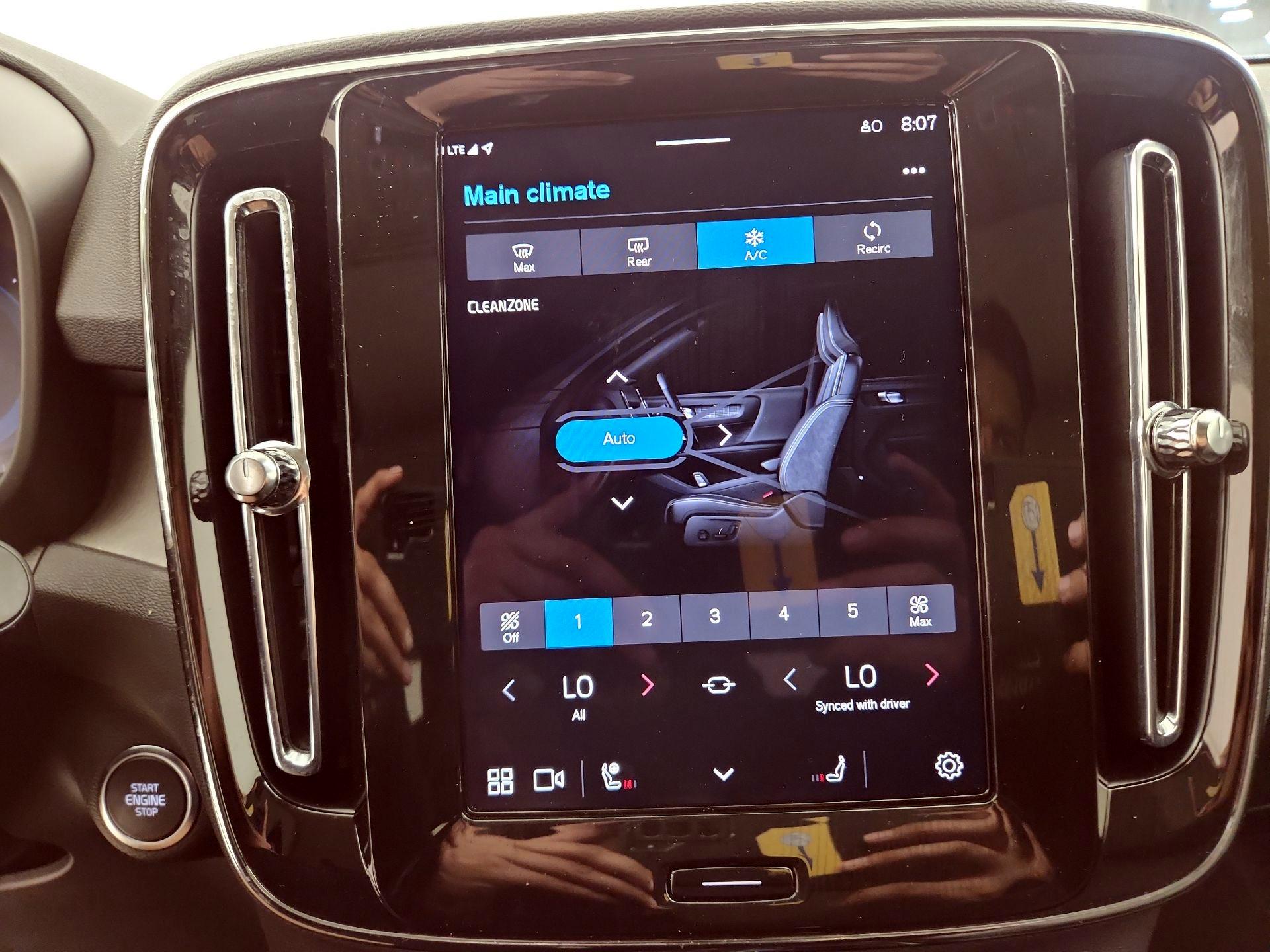 Thumbnail: 2025 Volvo XC40 - 14