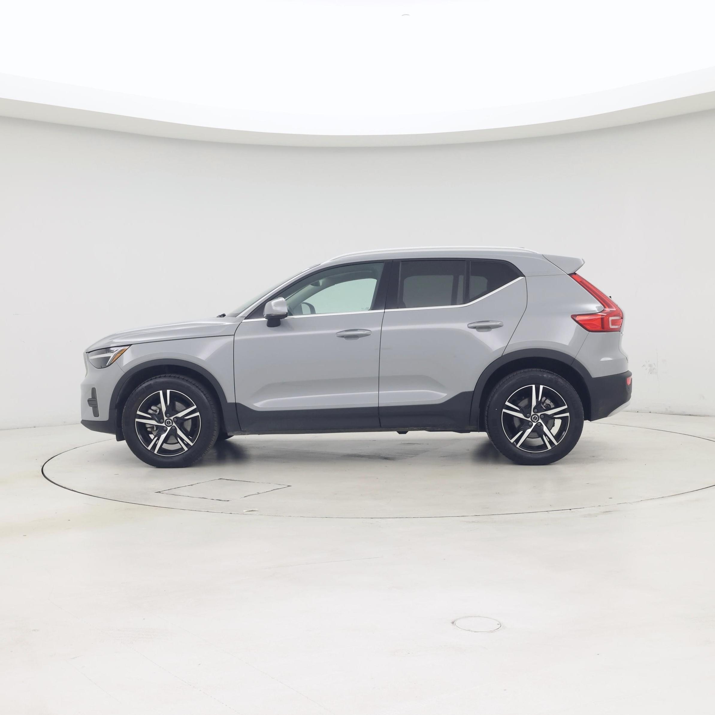 Thumbnail: 2025 Volvo XC40 - 3