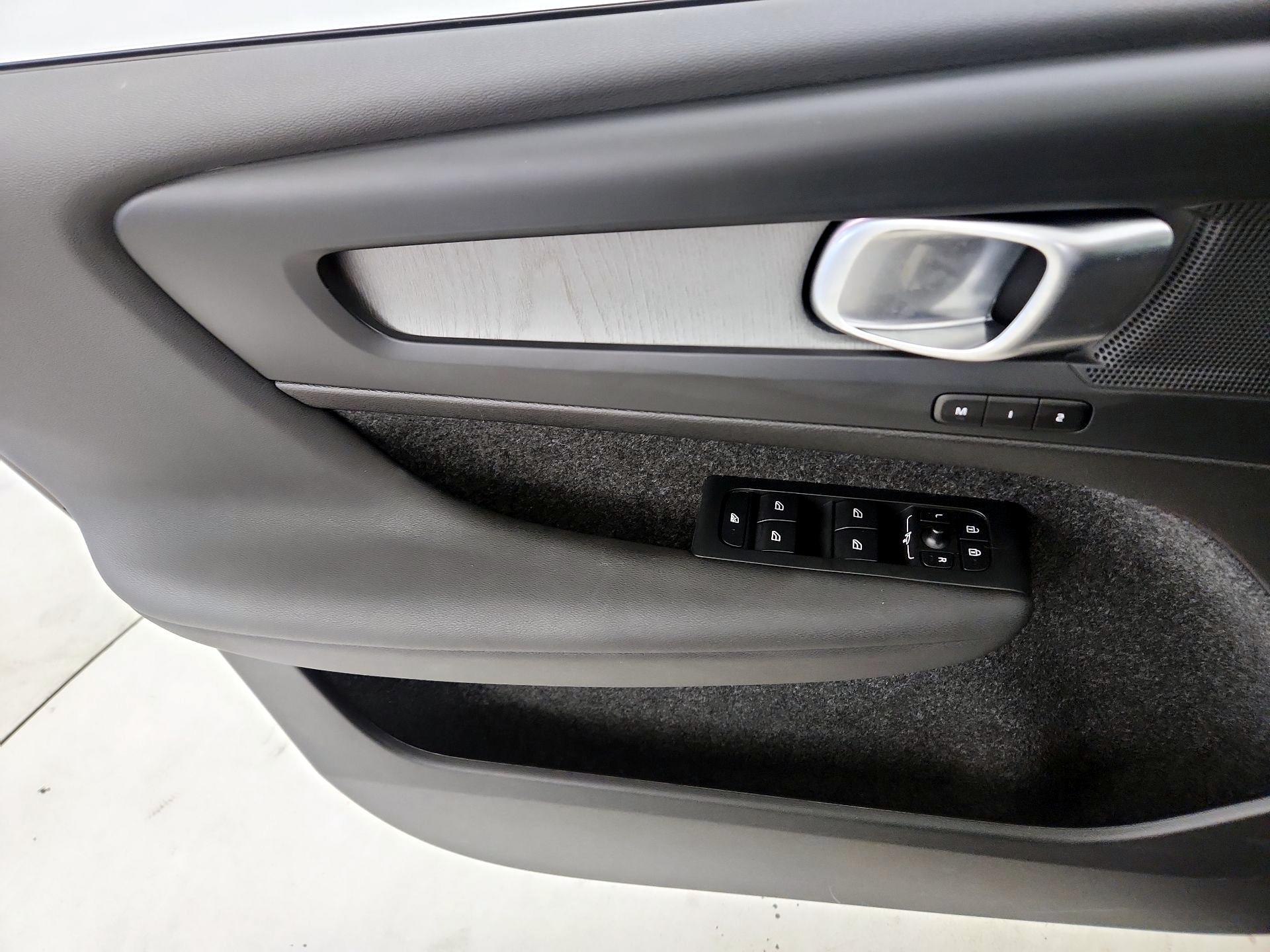 Thumbnail: 2025 Volvo XC40 - 12