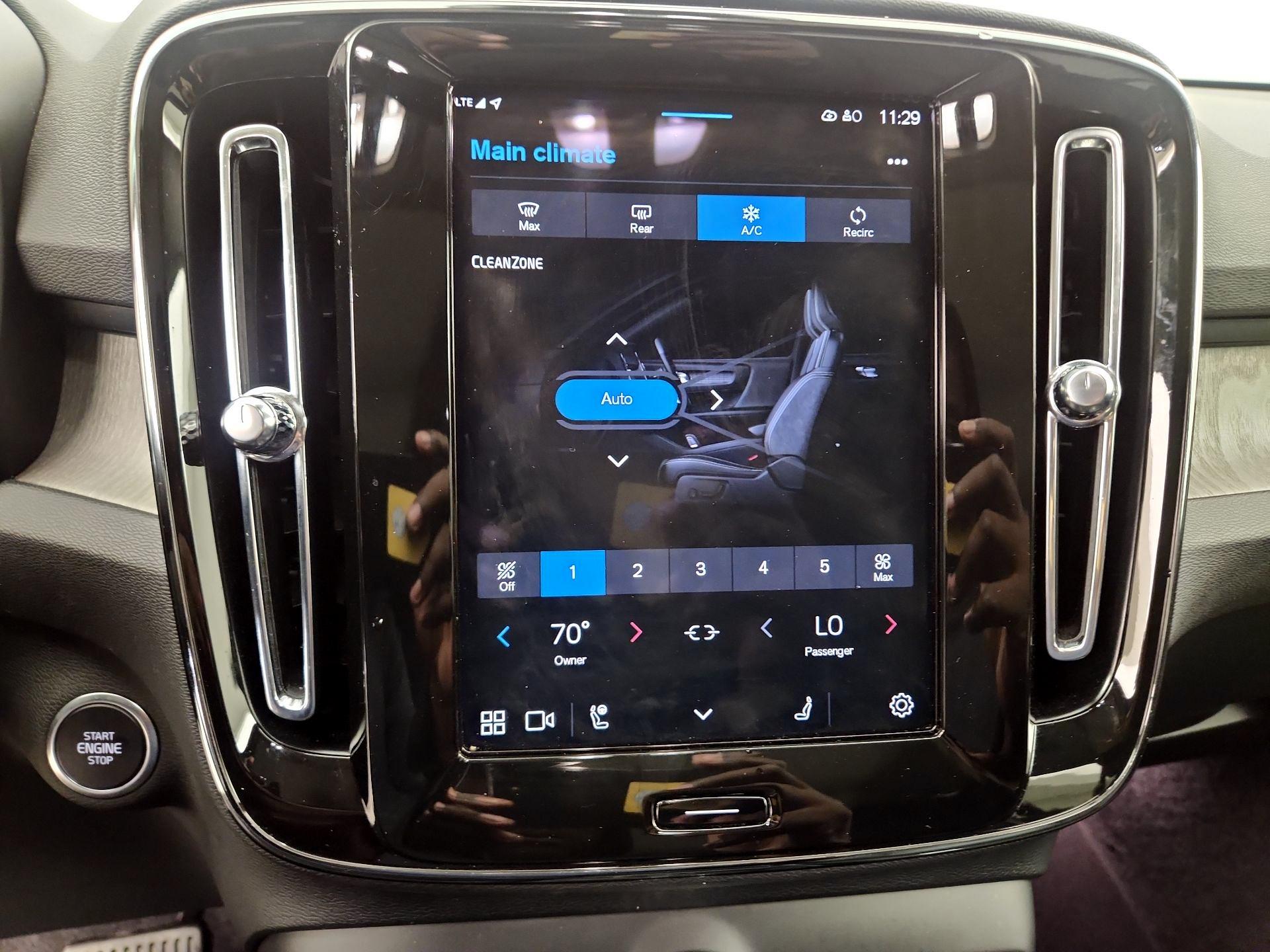 Thumbnail: 2025 Volvo XC40 - 17