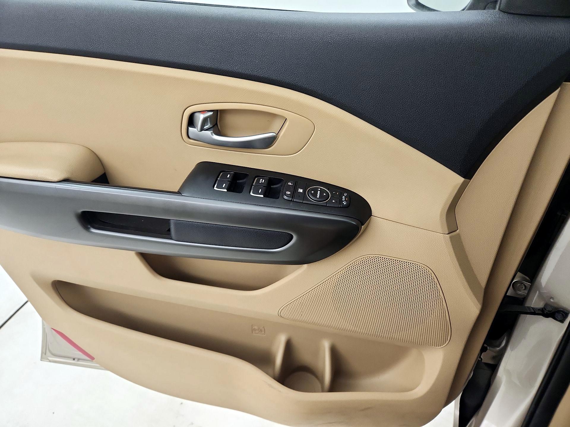 Thumbnail: 2016 Kia Sedona - 10