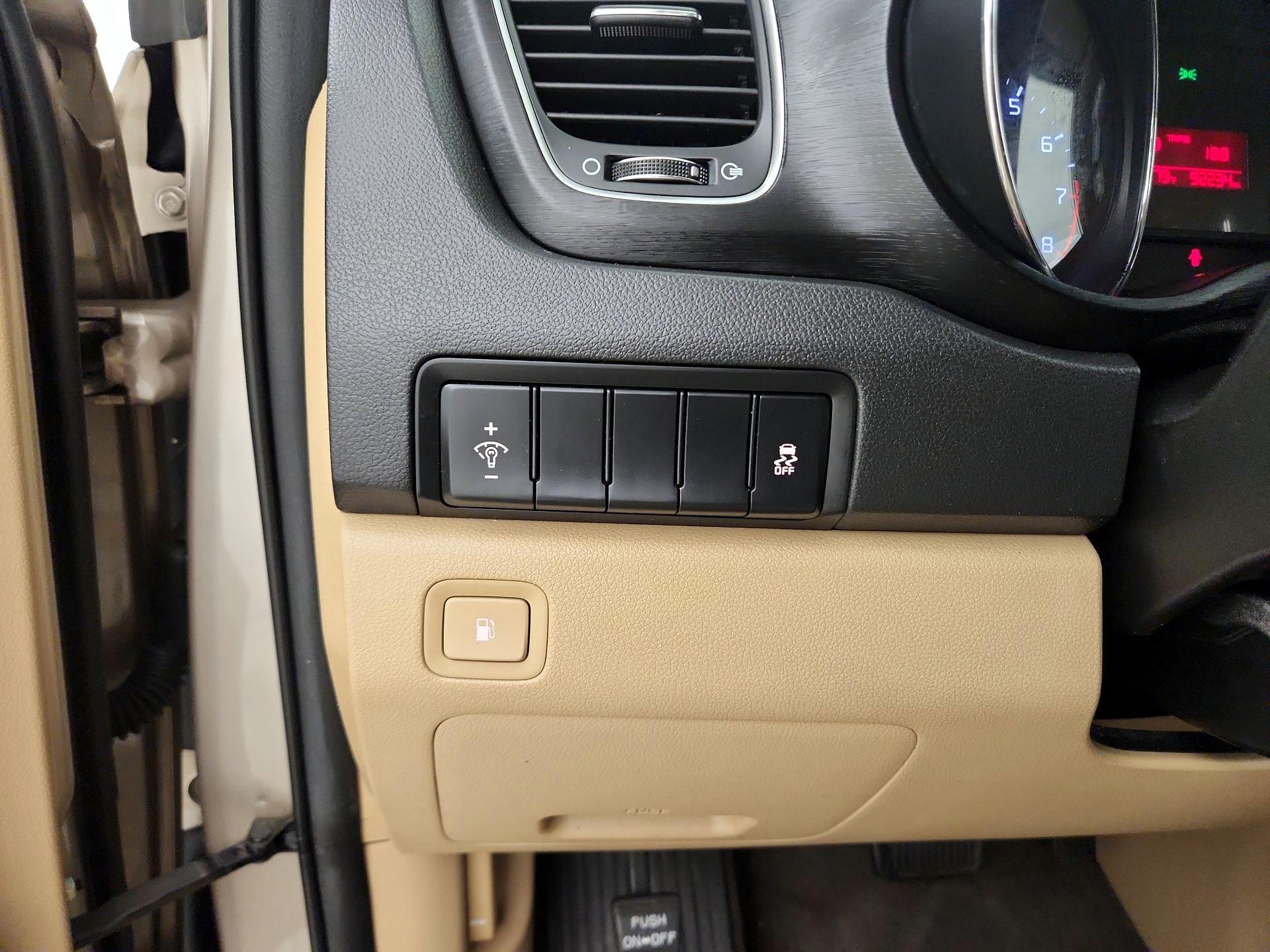 Thumbnail: 2016 Kia Sedona - 11