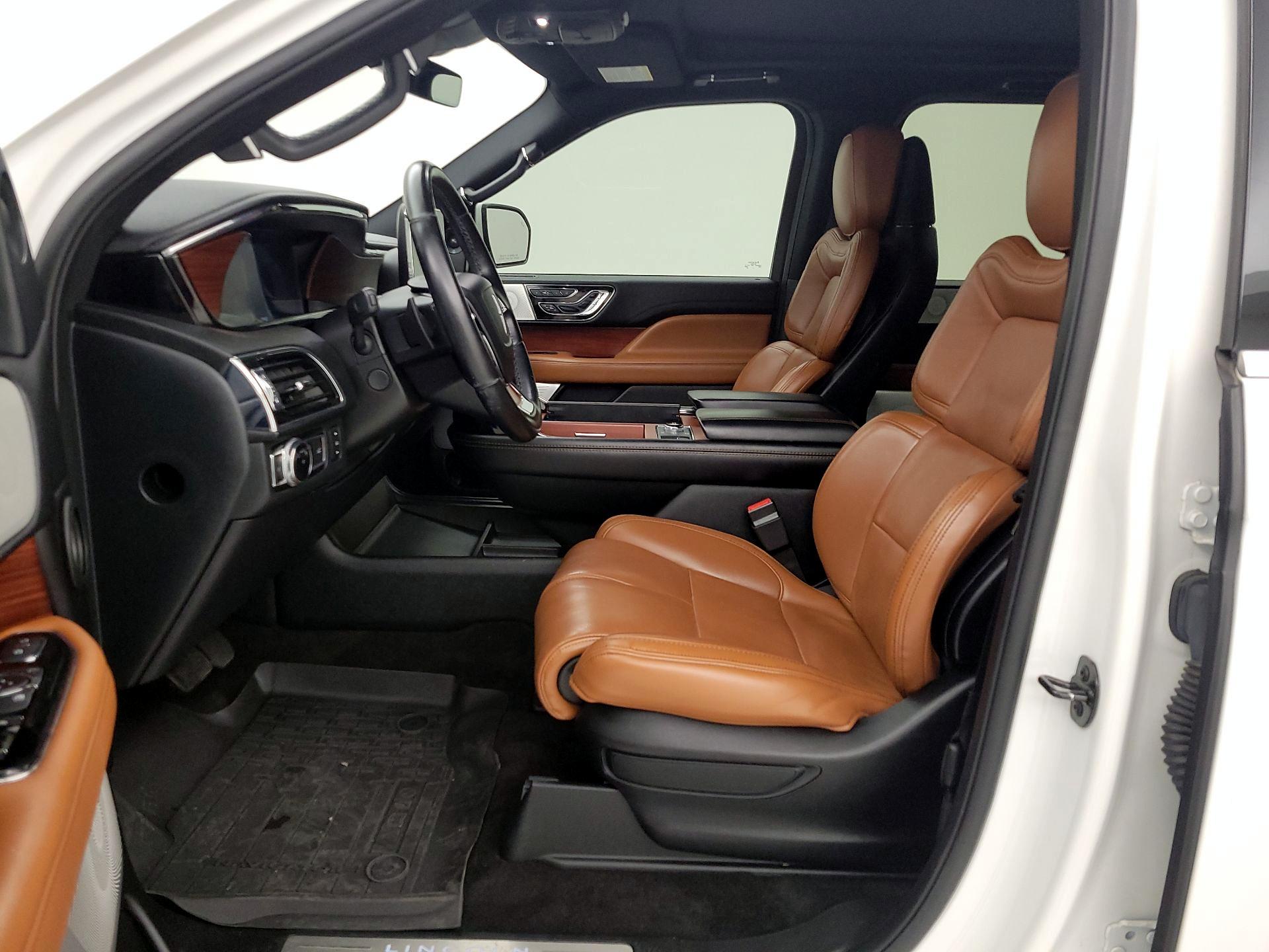 Thumbnail: 2021 Lincoln Navigator L - 9