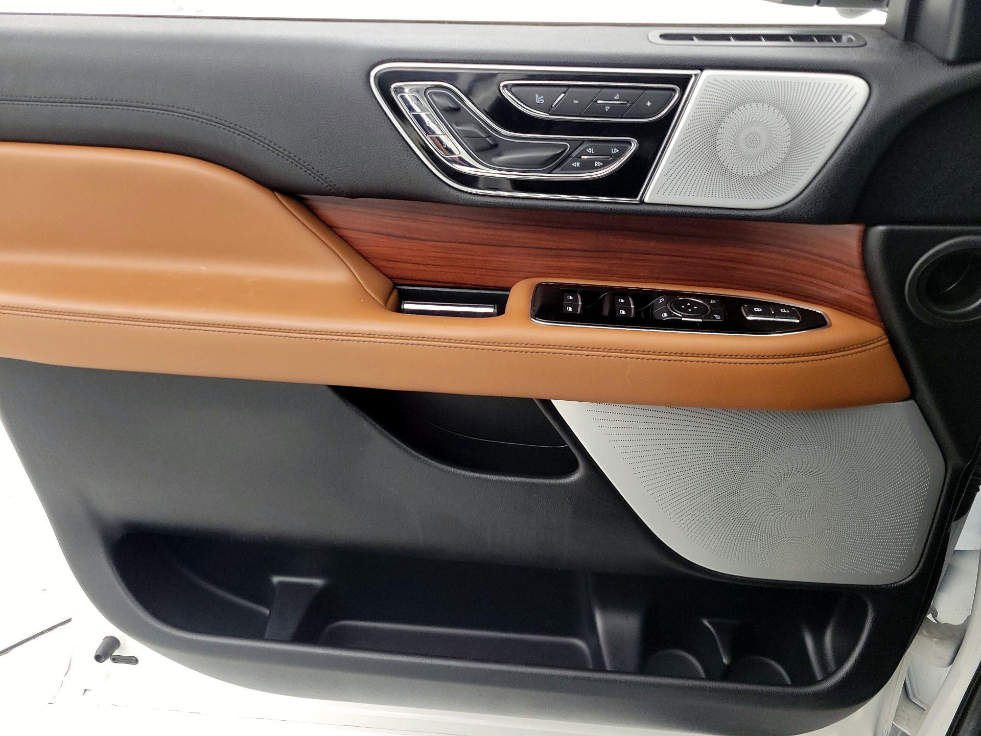 Thumbnail: 2021 Lincoln Navigator L - 10