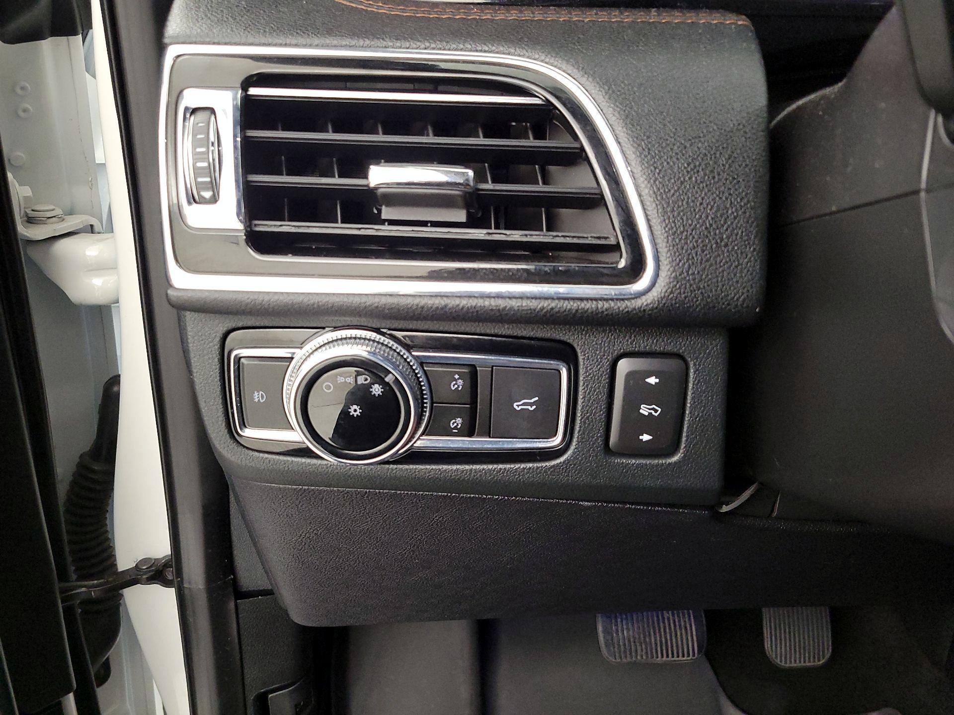 Thumbnail: 2021 Lincoln Navigator L - 11