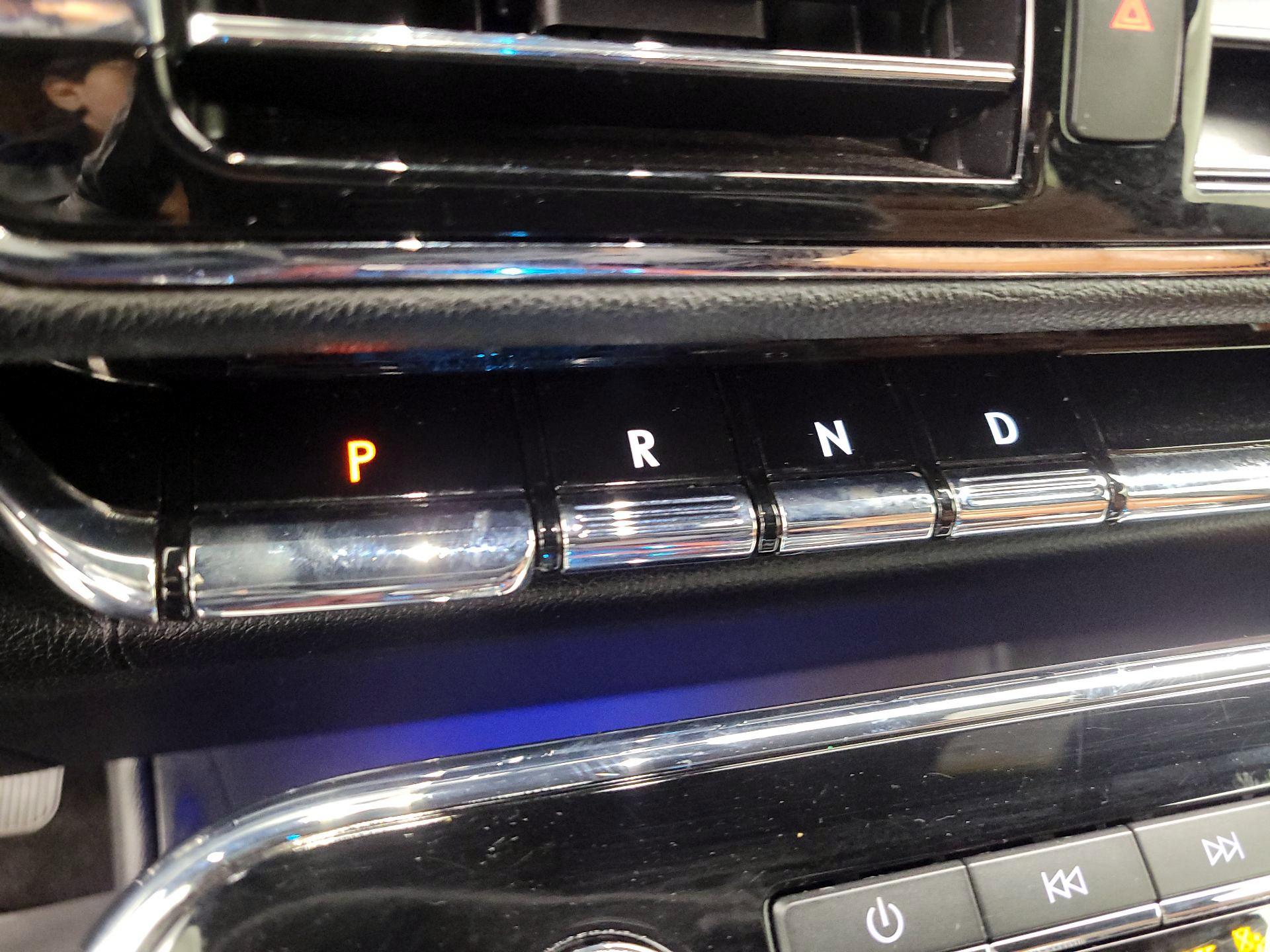 Thumbnail: 2021 Lincoln Navigator L - 16