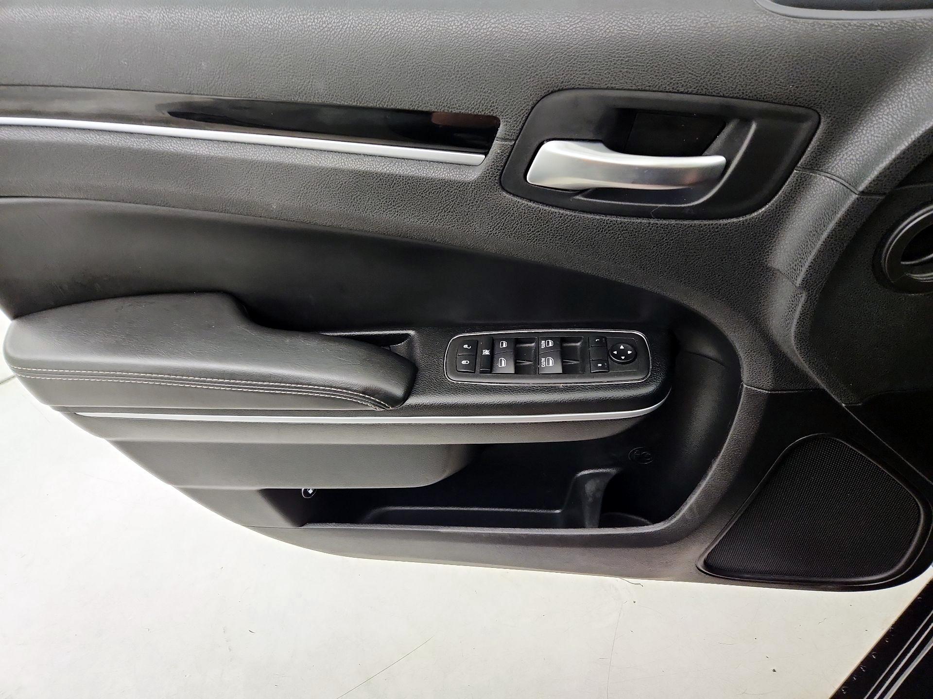 Thumbnail: 2023 Chrysler 300 - 12