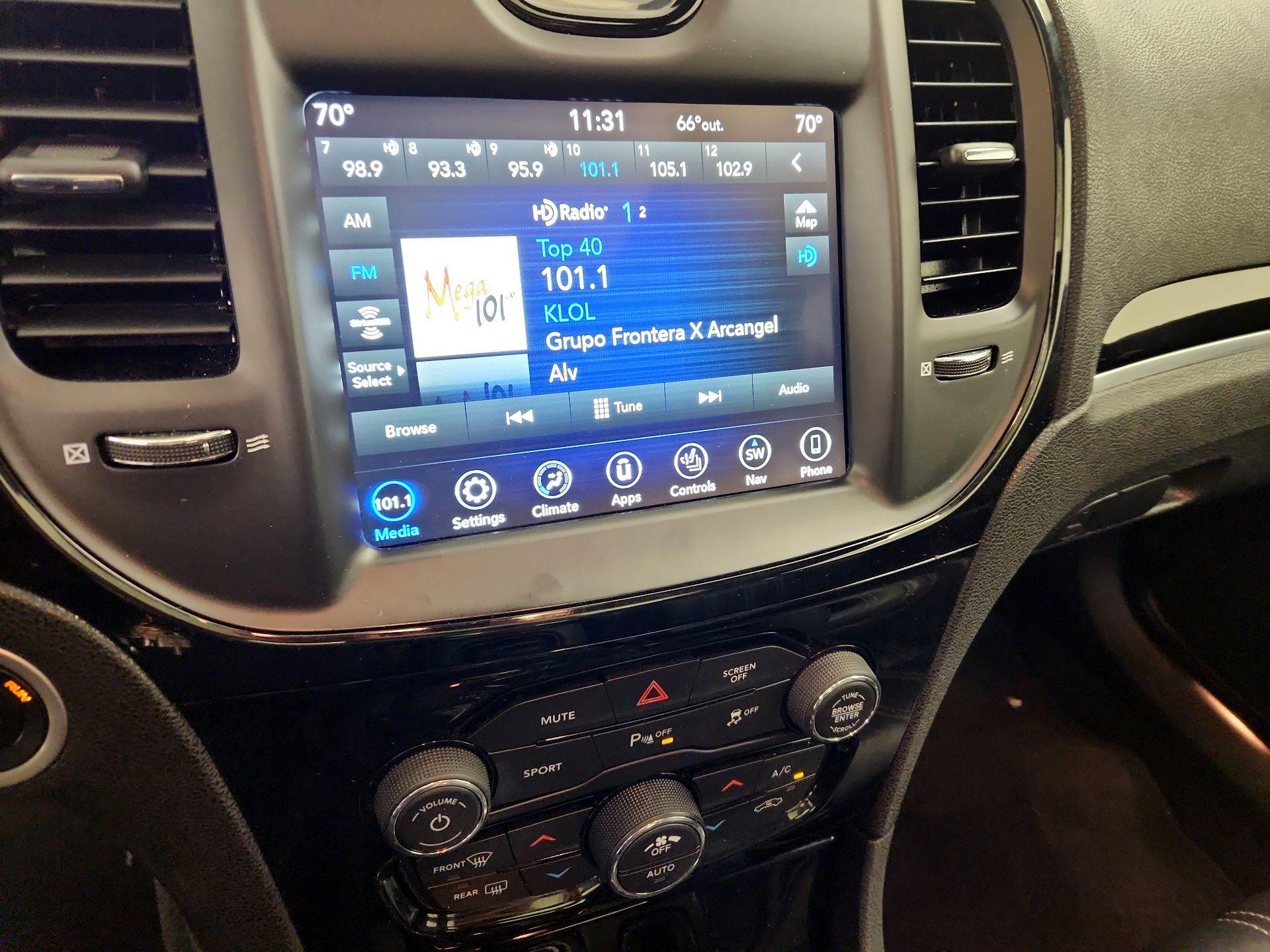 Thumbnail: 2023 Chrysler 300 - 16