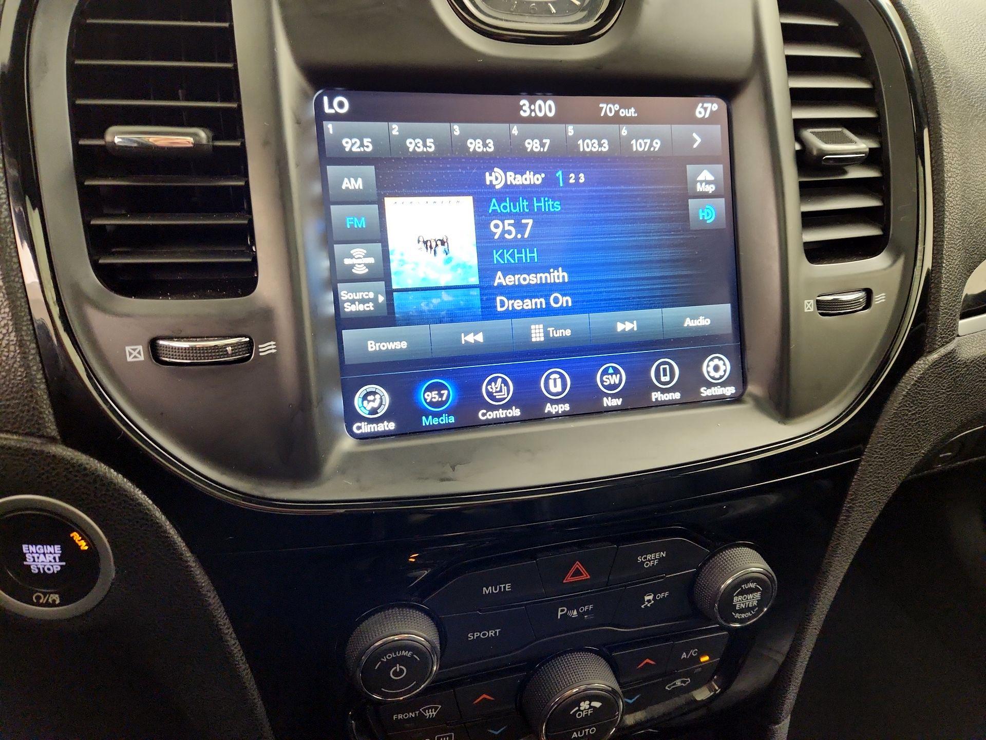 Thumbnail: 2022 Chrysler 300 - 16