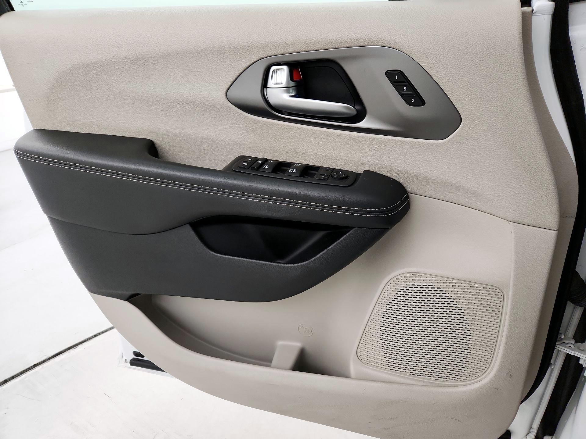 Thumbnail: 2023 Chrysler Pacifica - 12