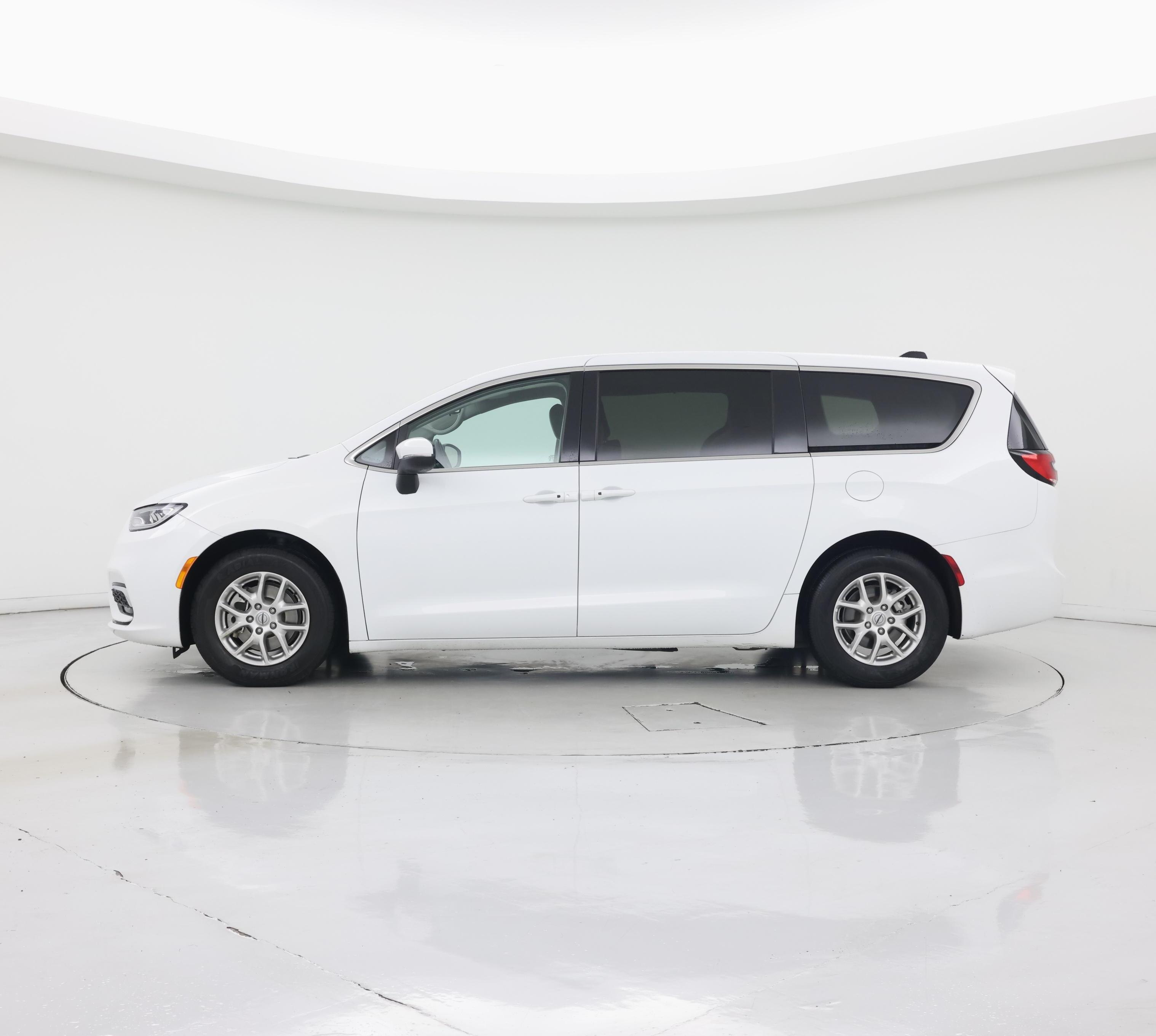 Thumbnail: 2023 Chrysler Pacifica - 3