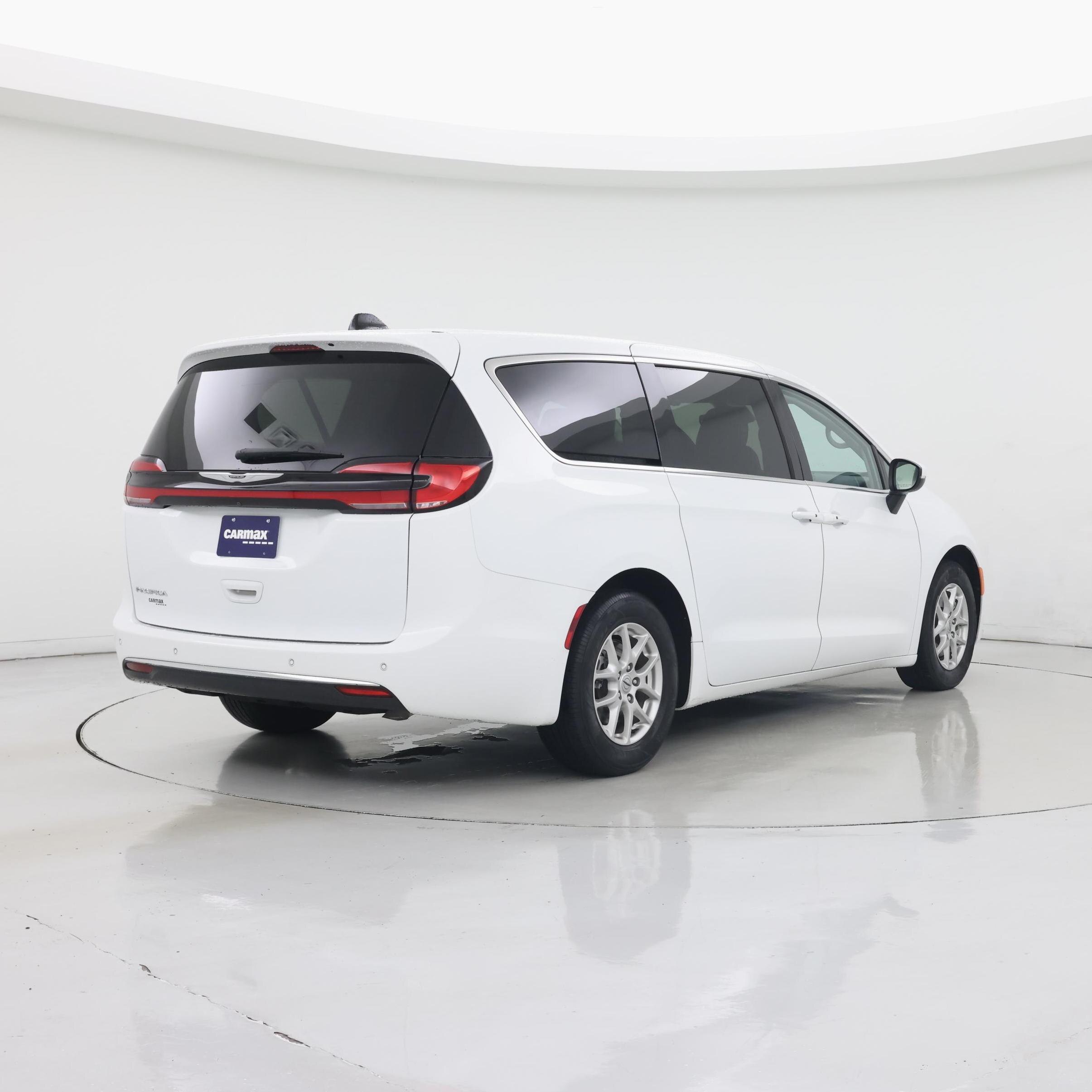 Thumbnail: 2023 Chrysler Pacifica - 8