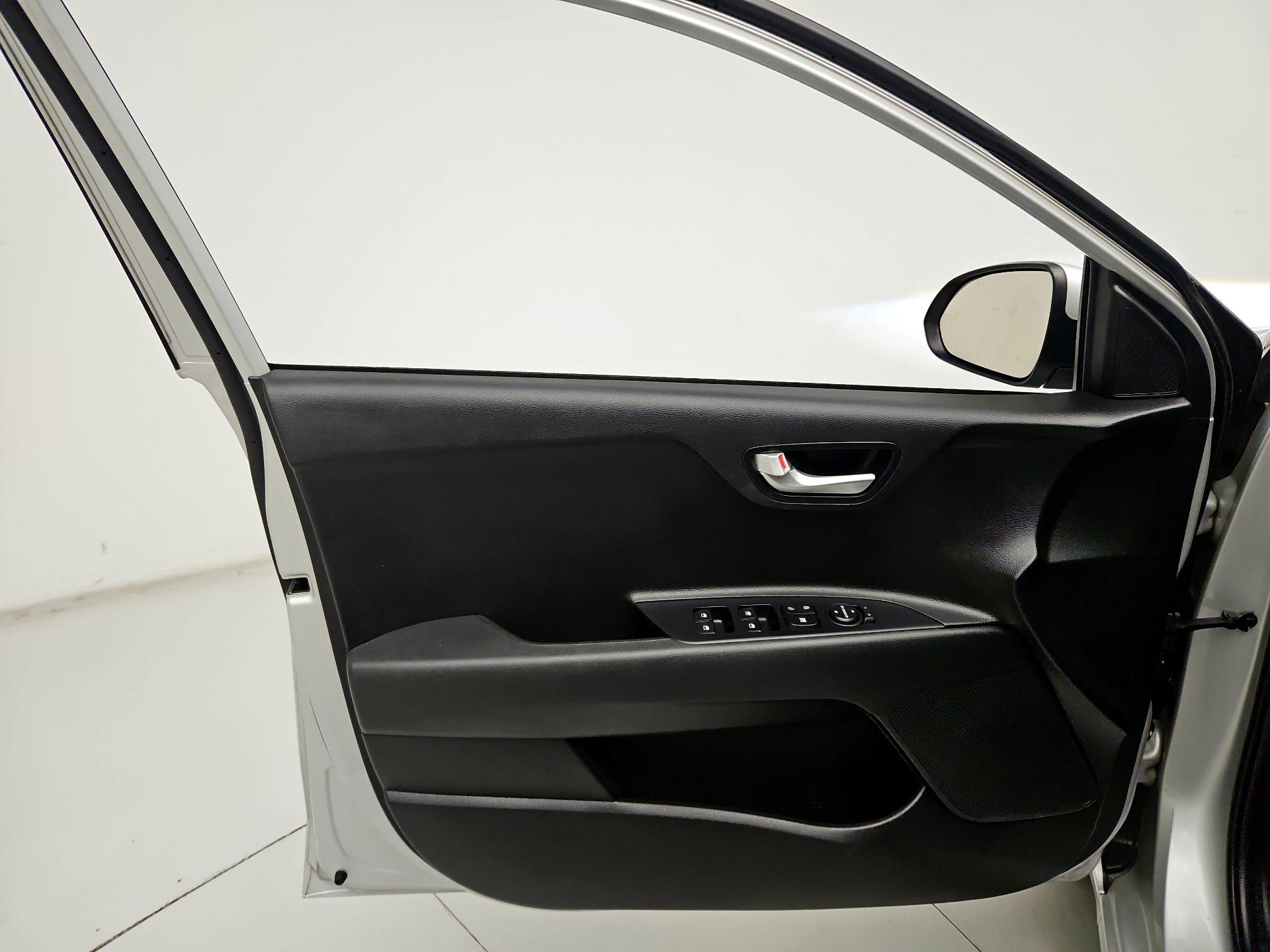 Thumbnail: 2022 Kia Rio - 12