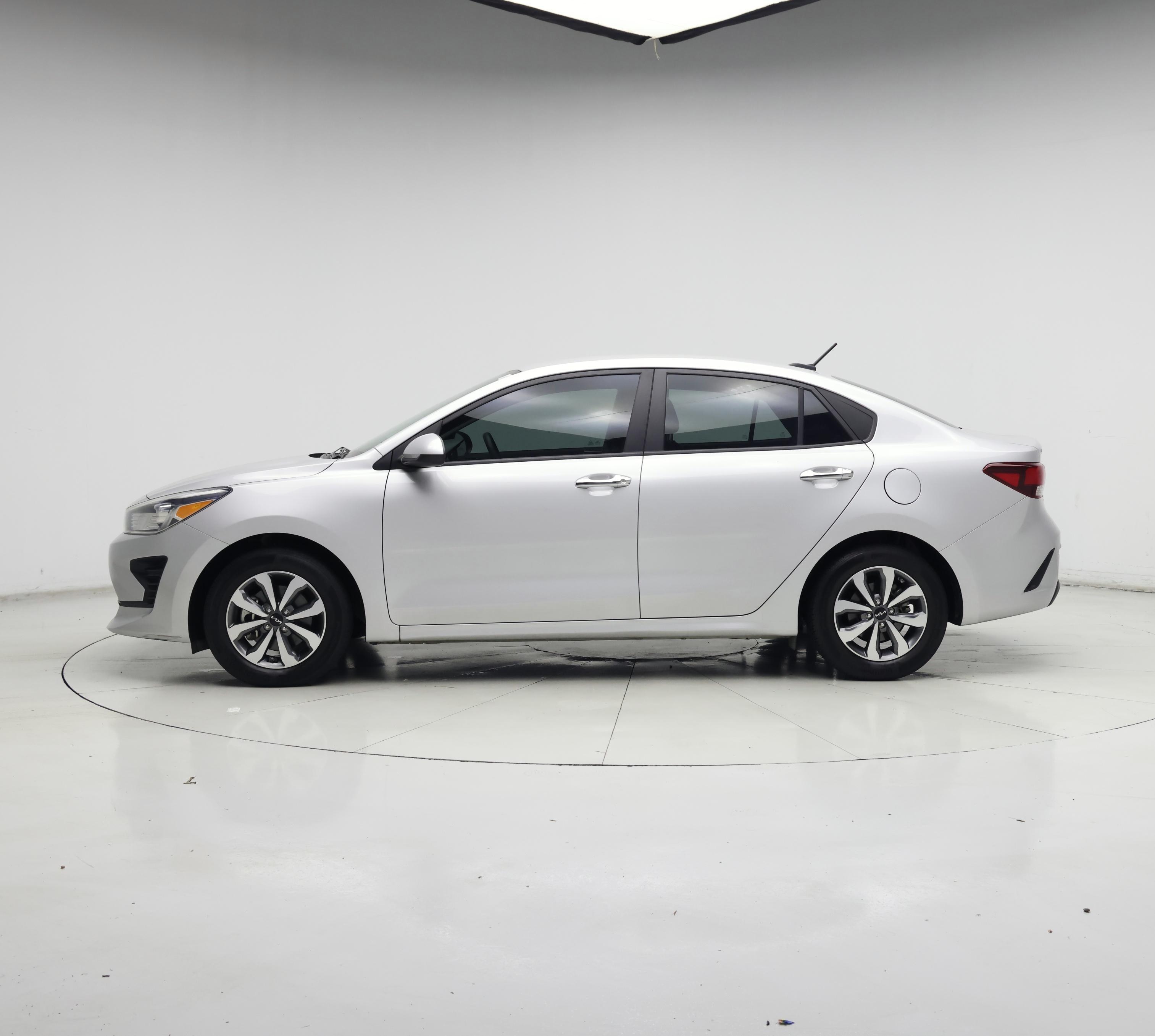 Thumbnail: 2022 Kia Rio - 3