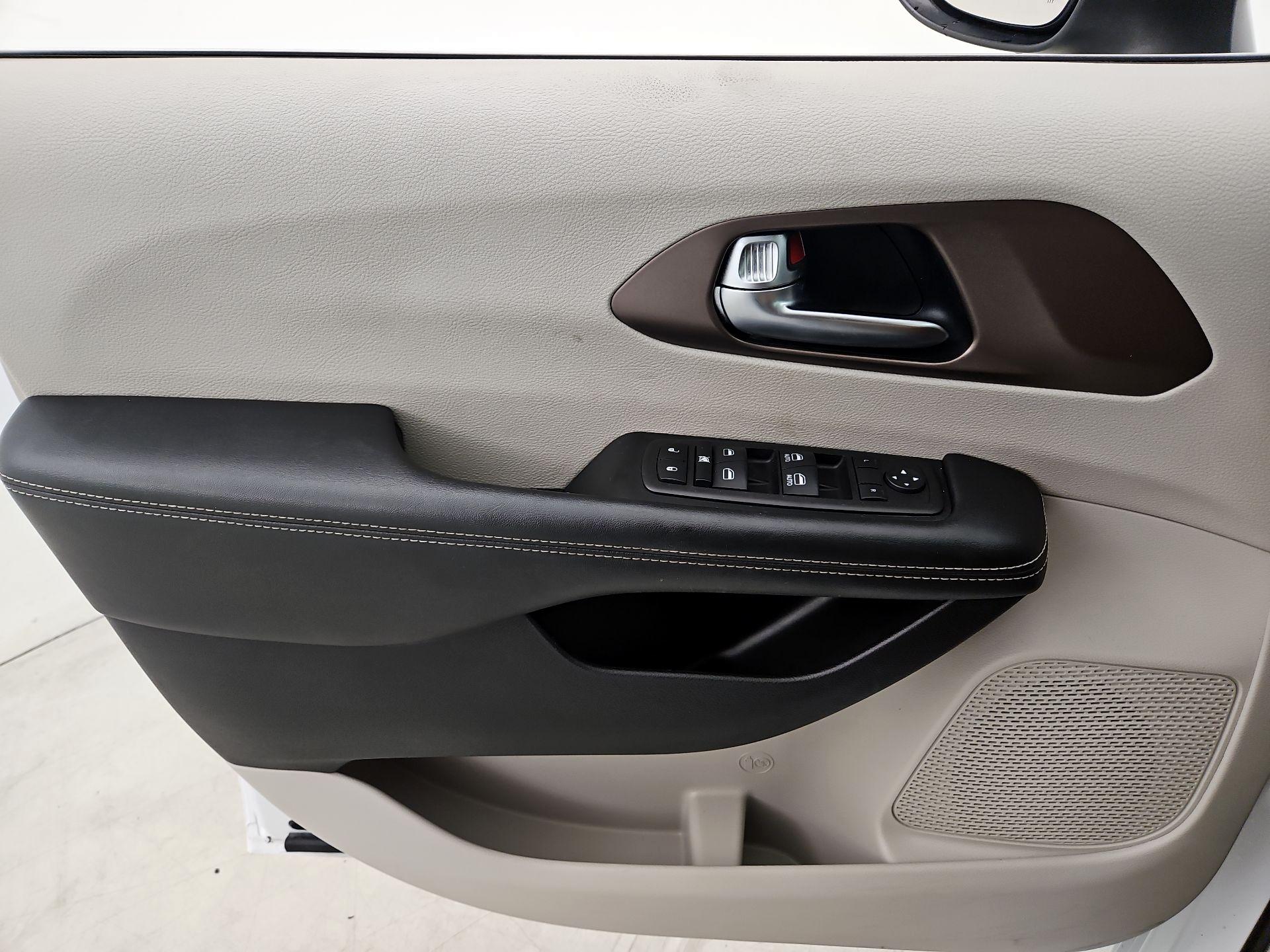 Thumbnail: 2023 Chrysler Voyager - 12