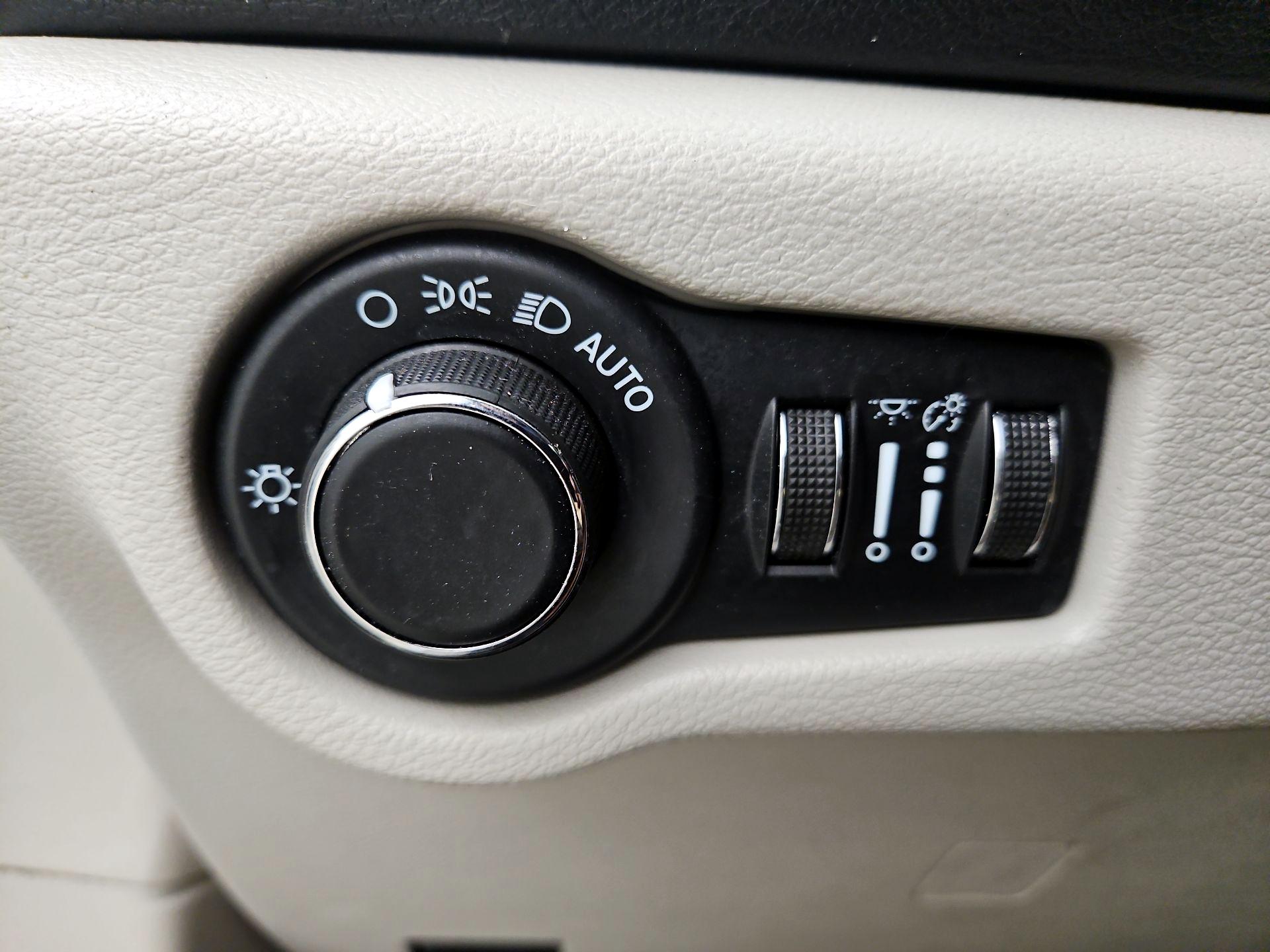 Thumbnail: 2023 Chrysler Voyager - 13