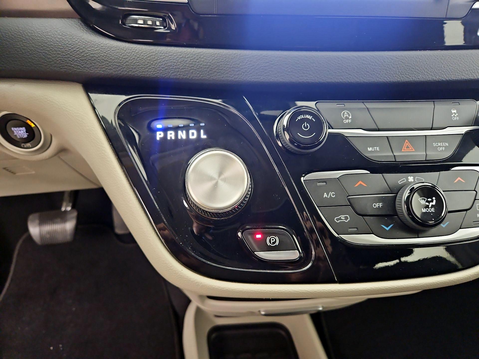 Thumbnail: 2023 Chrysler Voyager - 17